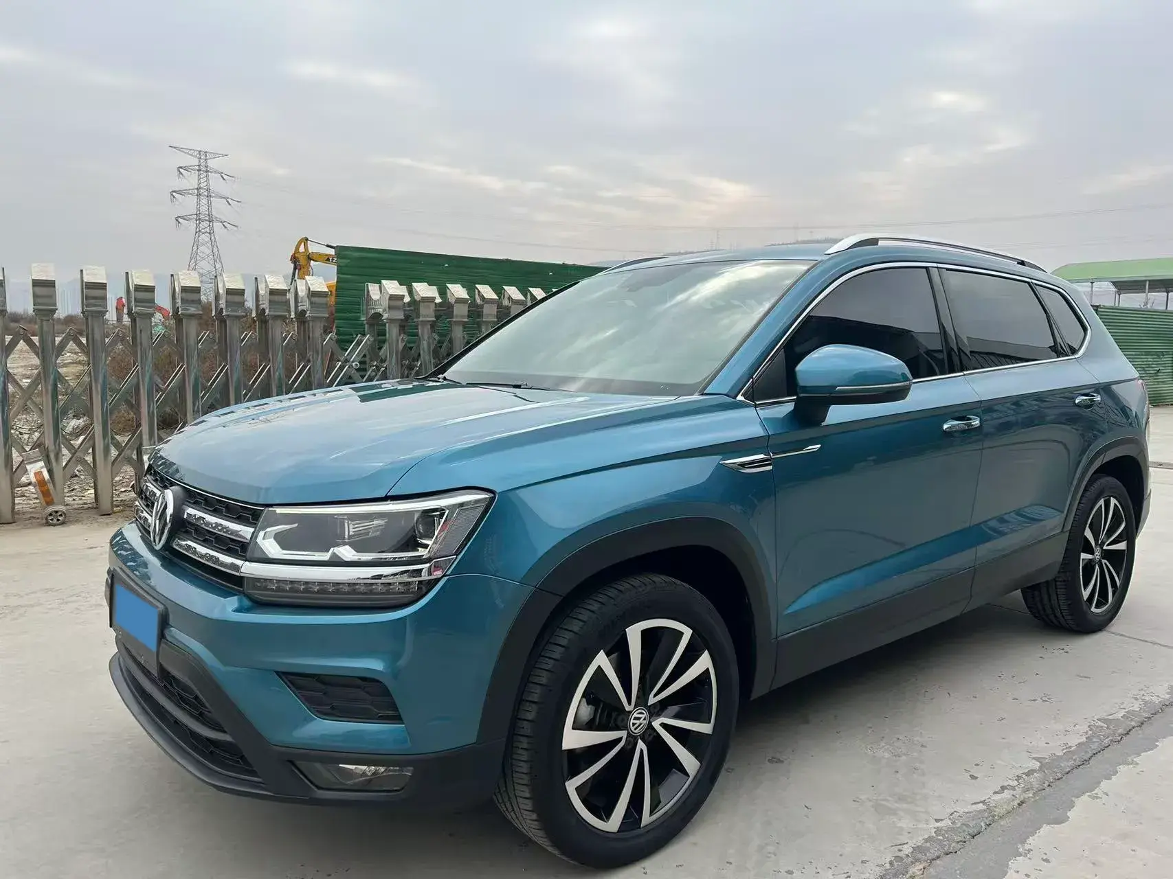 2019 VOLKSWAGEN THARU view 1