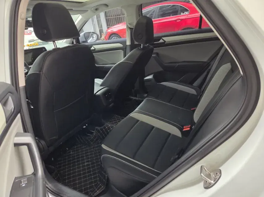 2025 VOLKSWAGEN T-ROC thumbnail 4