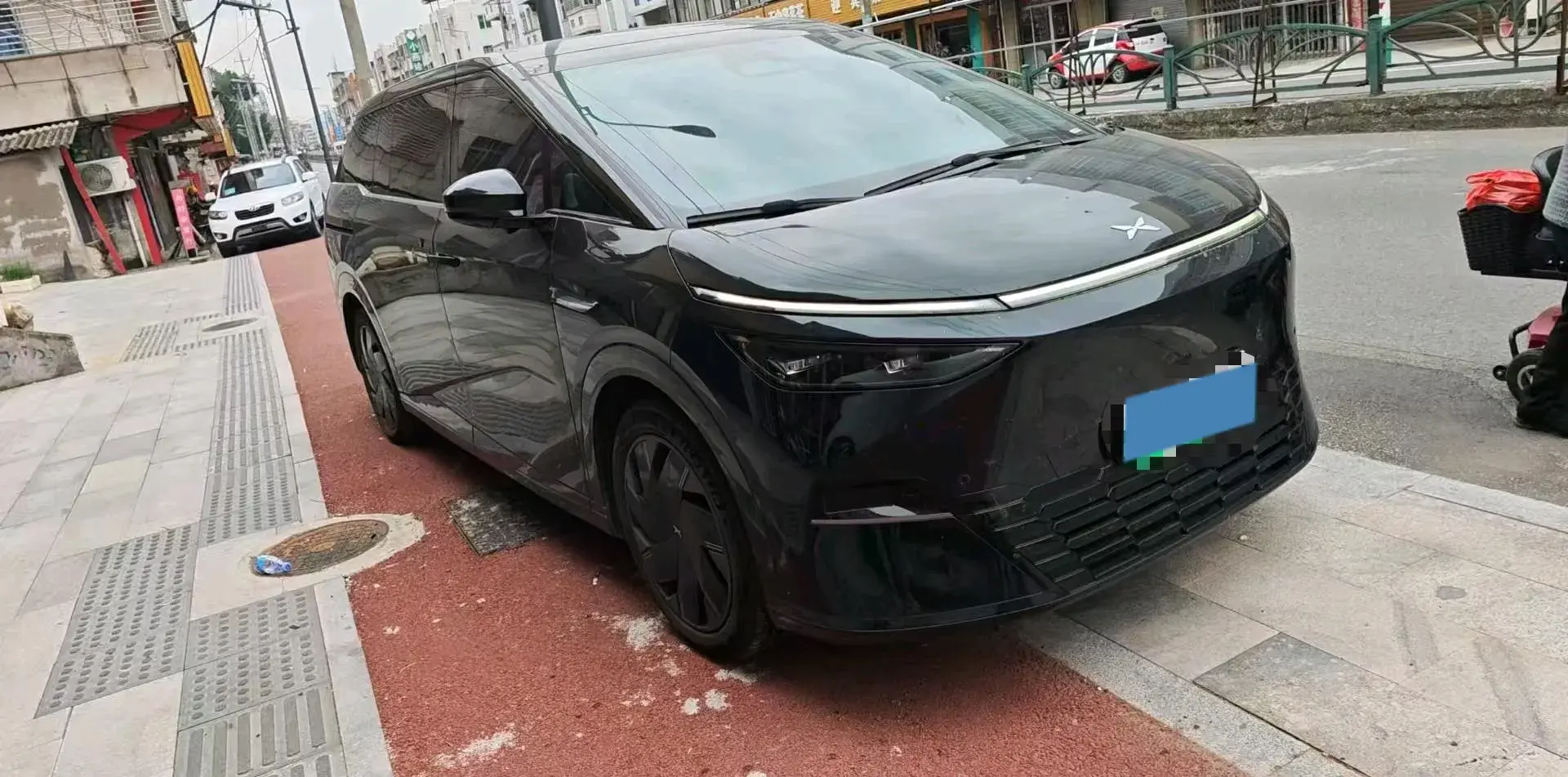 2024 XPENG X9 thumbnail 4