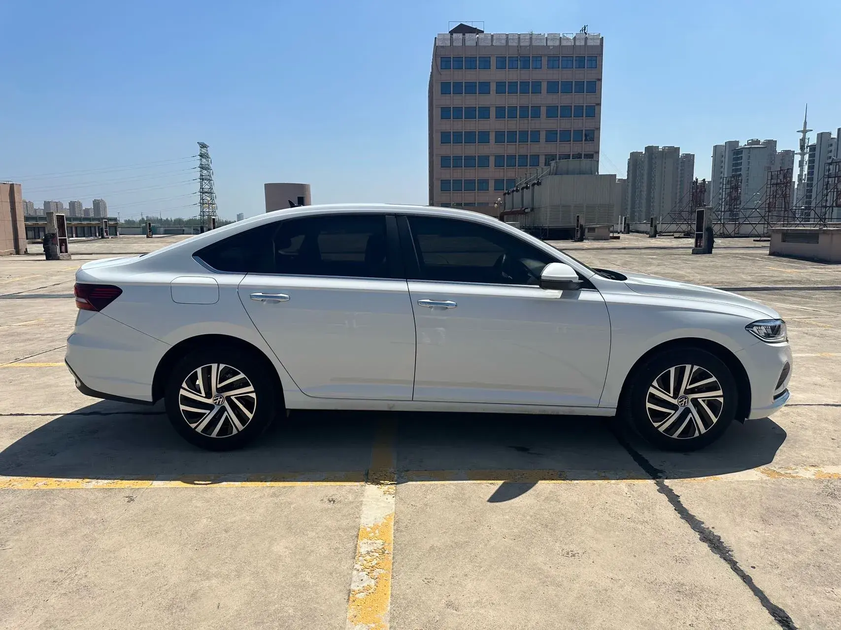 2023 VOLKSWAGEN LAVIDA thumbnail 4