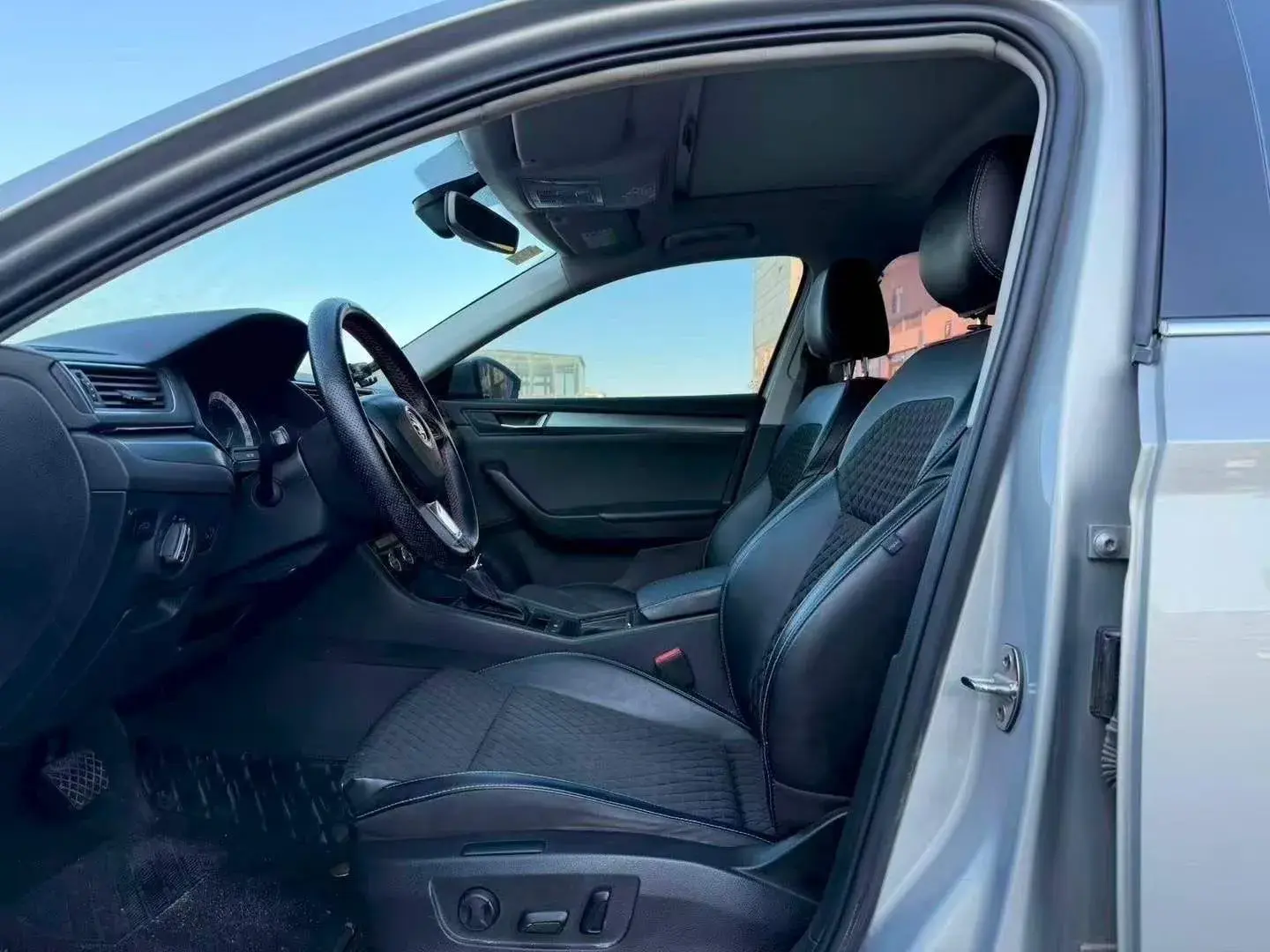 2018 SKODA SUPERB thumbnail 4