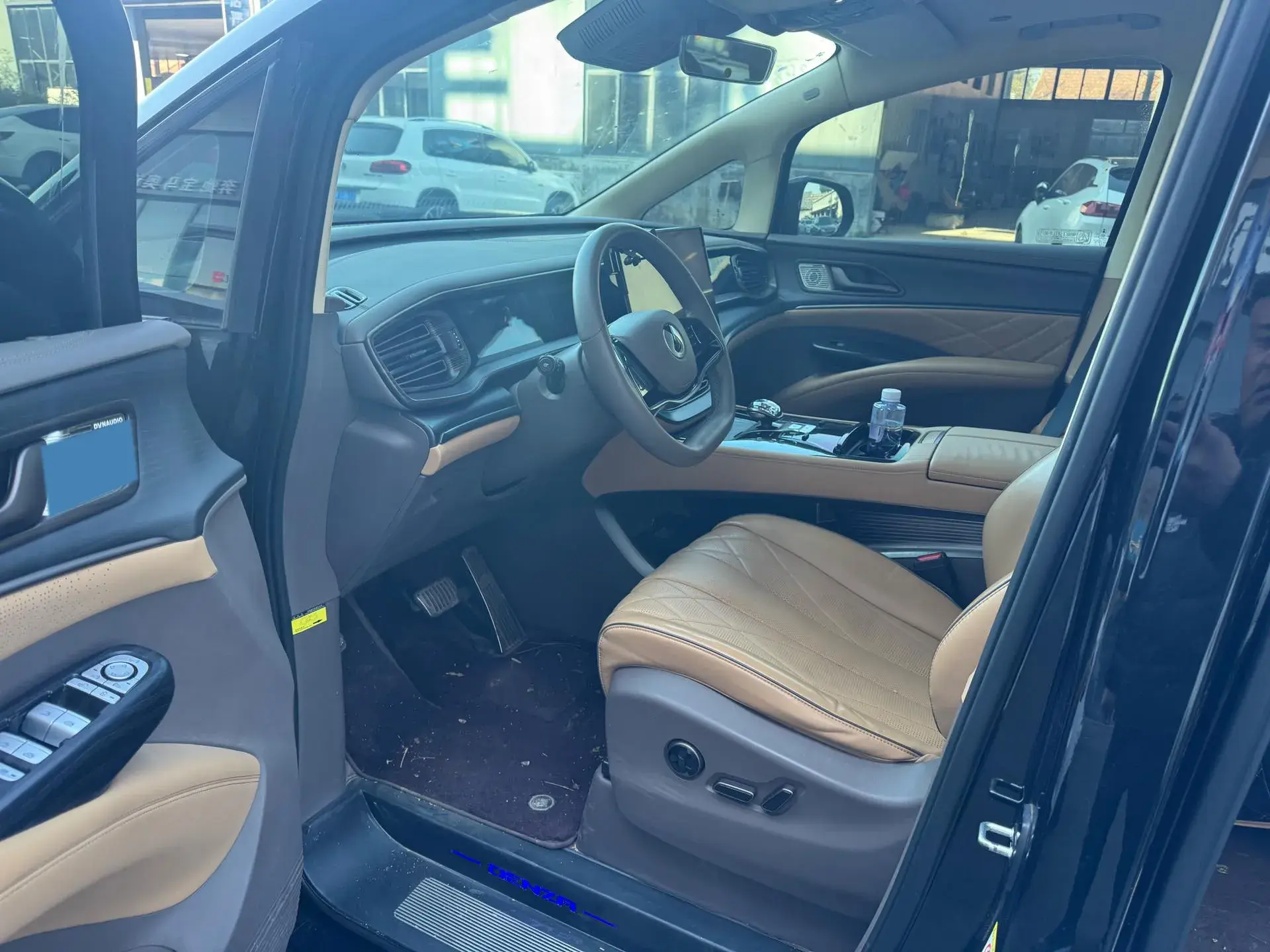 2022 DENZA D9 thumbnail 4