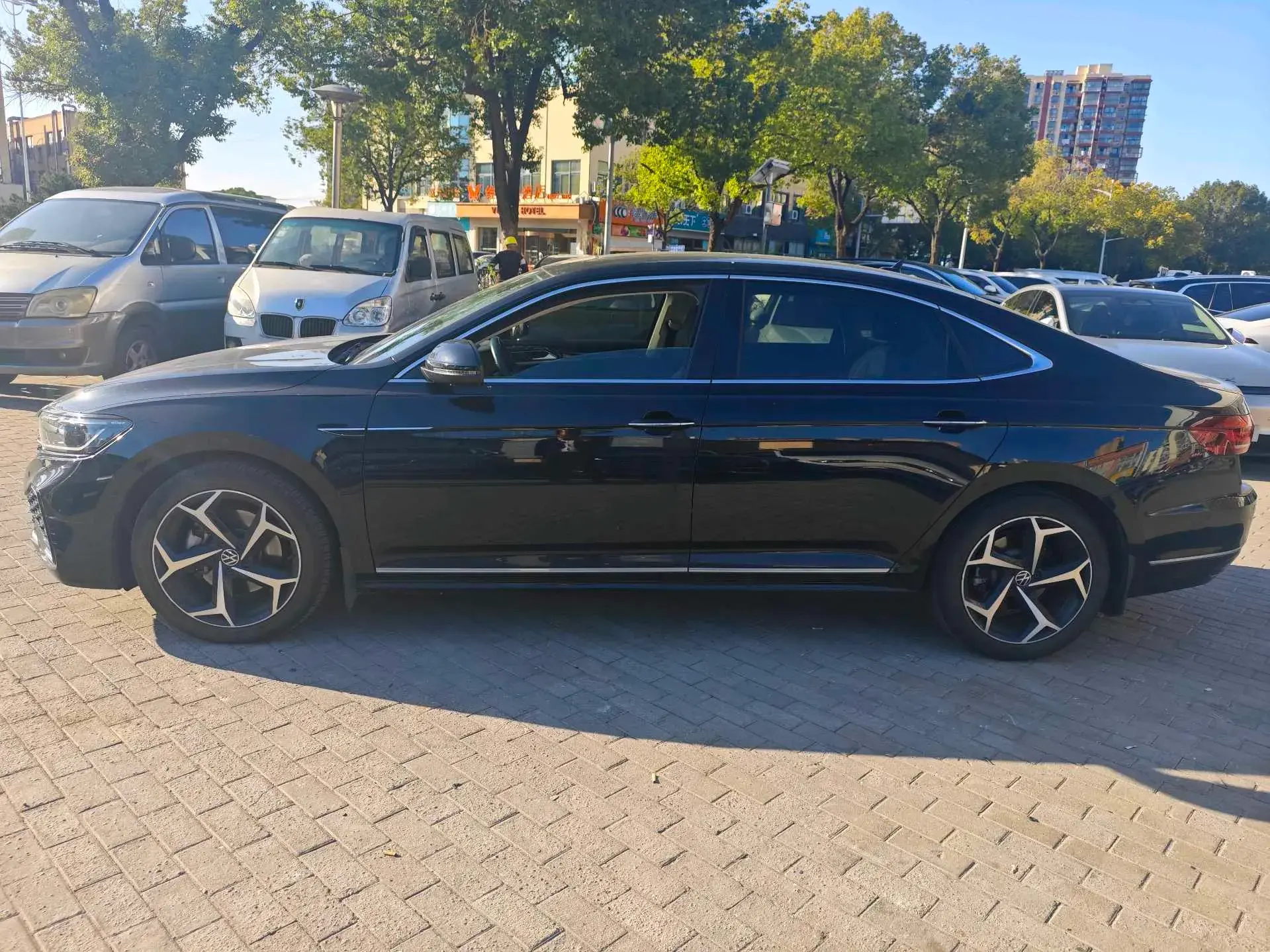 2023 VOLKSWAGEN PASSAT thumbnail 3