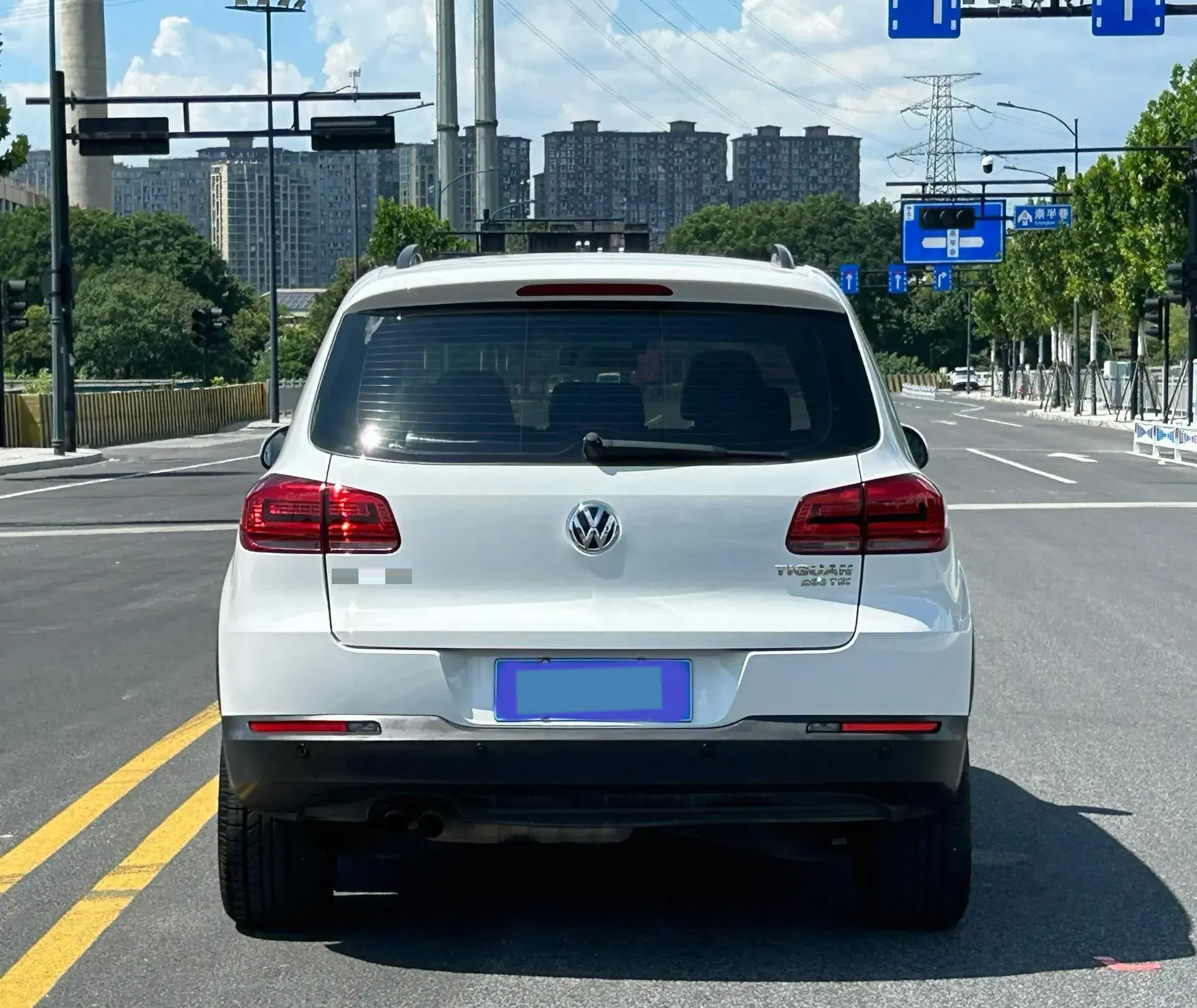 2017 VOLKSWAGEN TIGUAN thumbnail 3