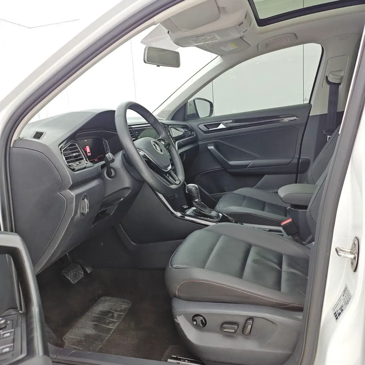 2021 VOLKSWAGEN T-ROC thumbnail 4