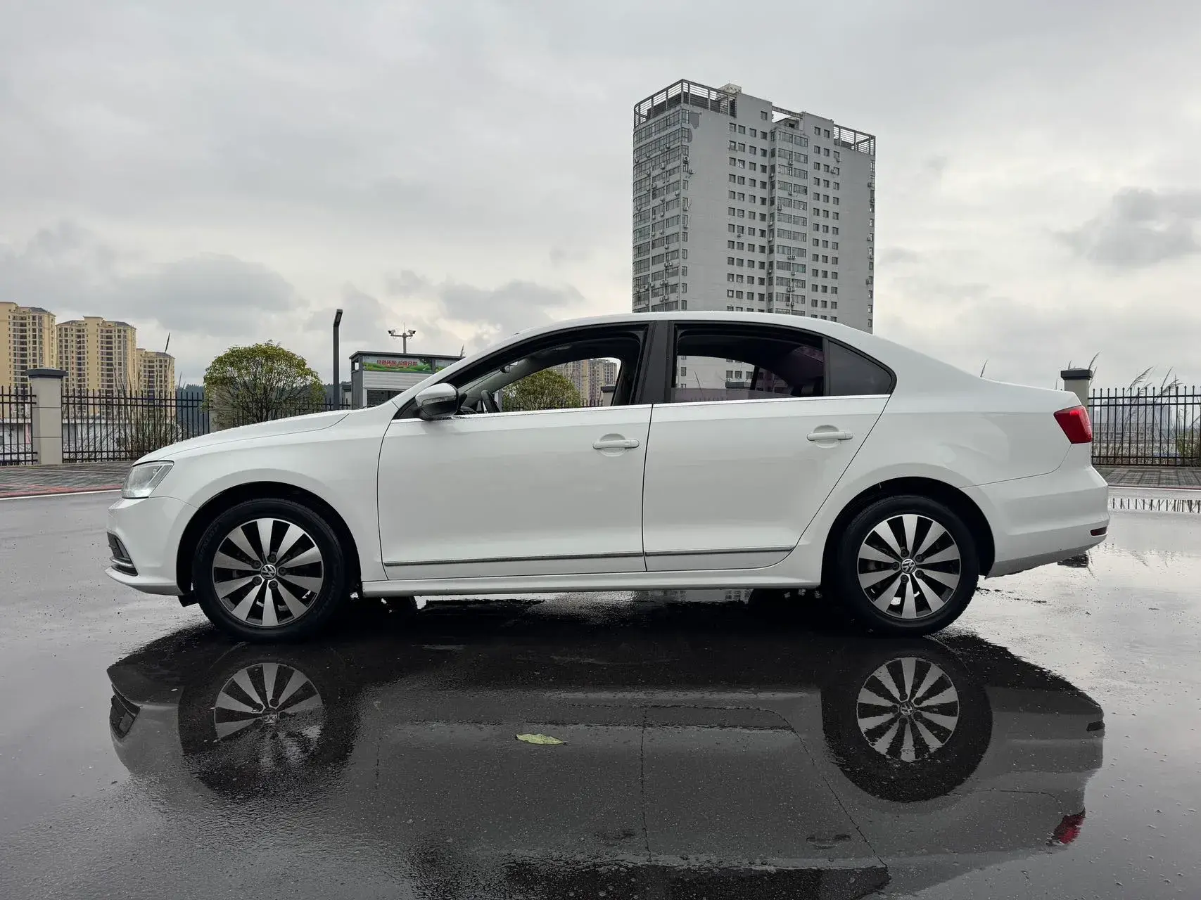 2018 VOLKSWAGEN SAGITAR thumbnail 4