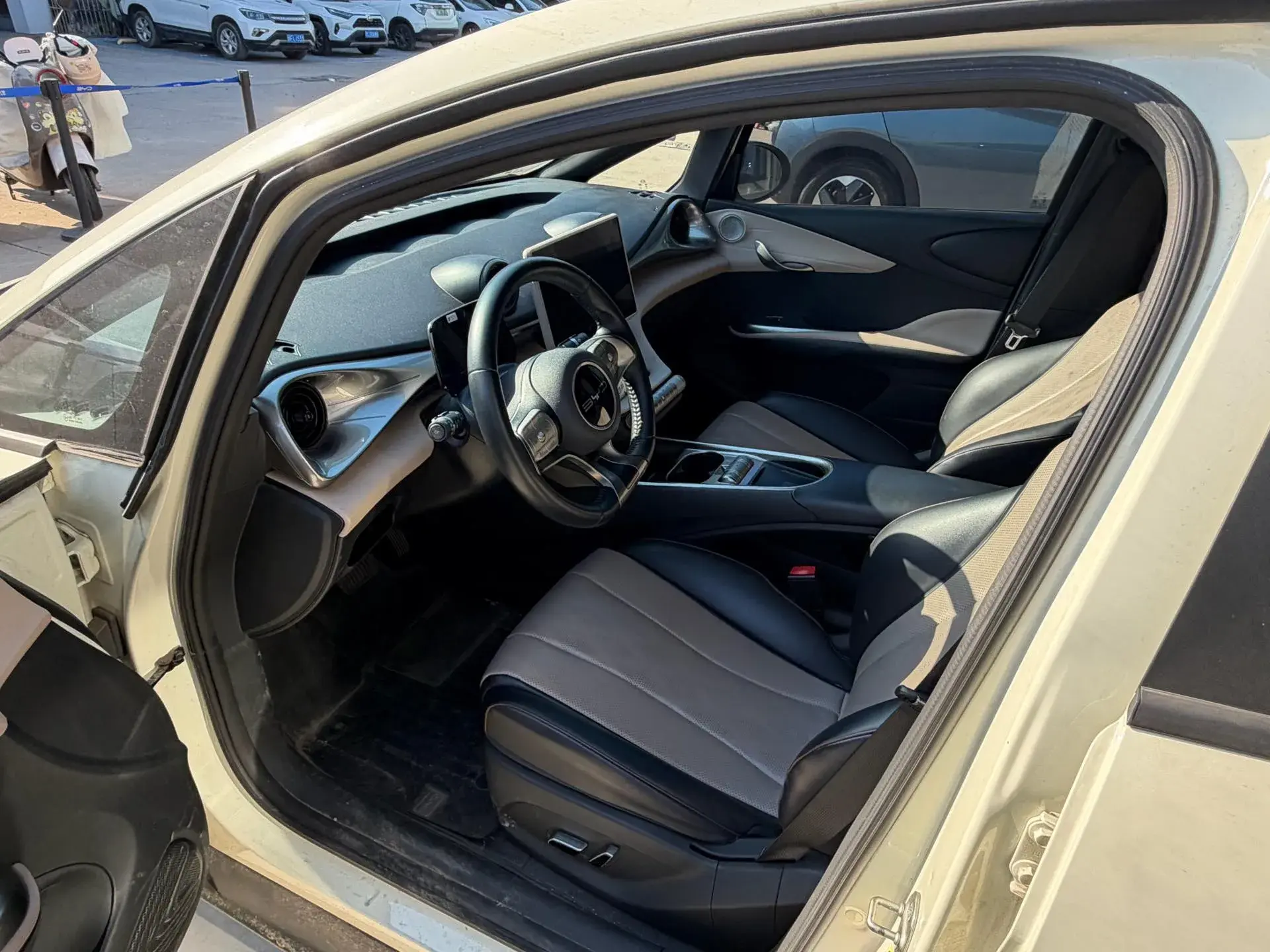 2023 BYD DOLPHIN thumbnail 4