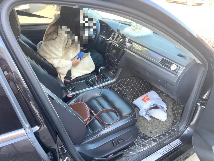 2017 VOLKSWAGEN PASSAT thumbnail 3