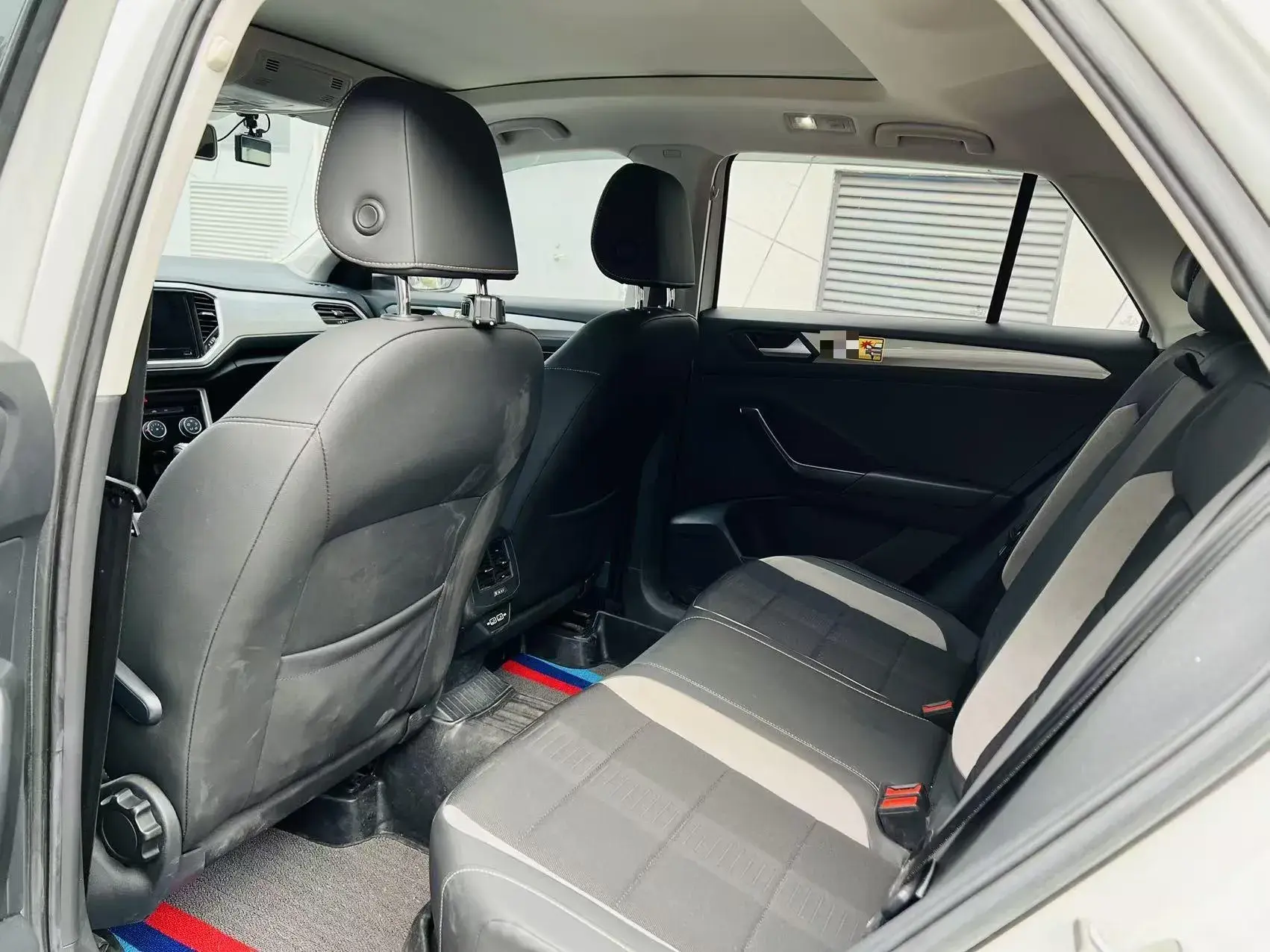 2021 VOLKSWAGEN T-ROC thumbnail 4