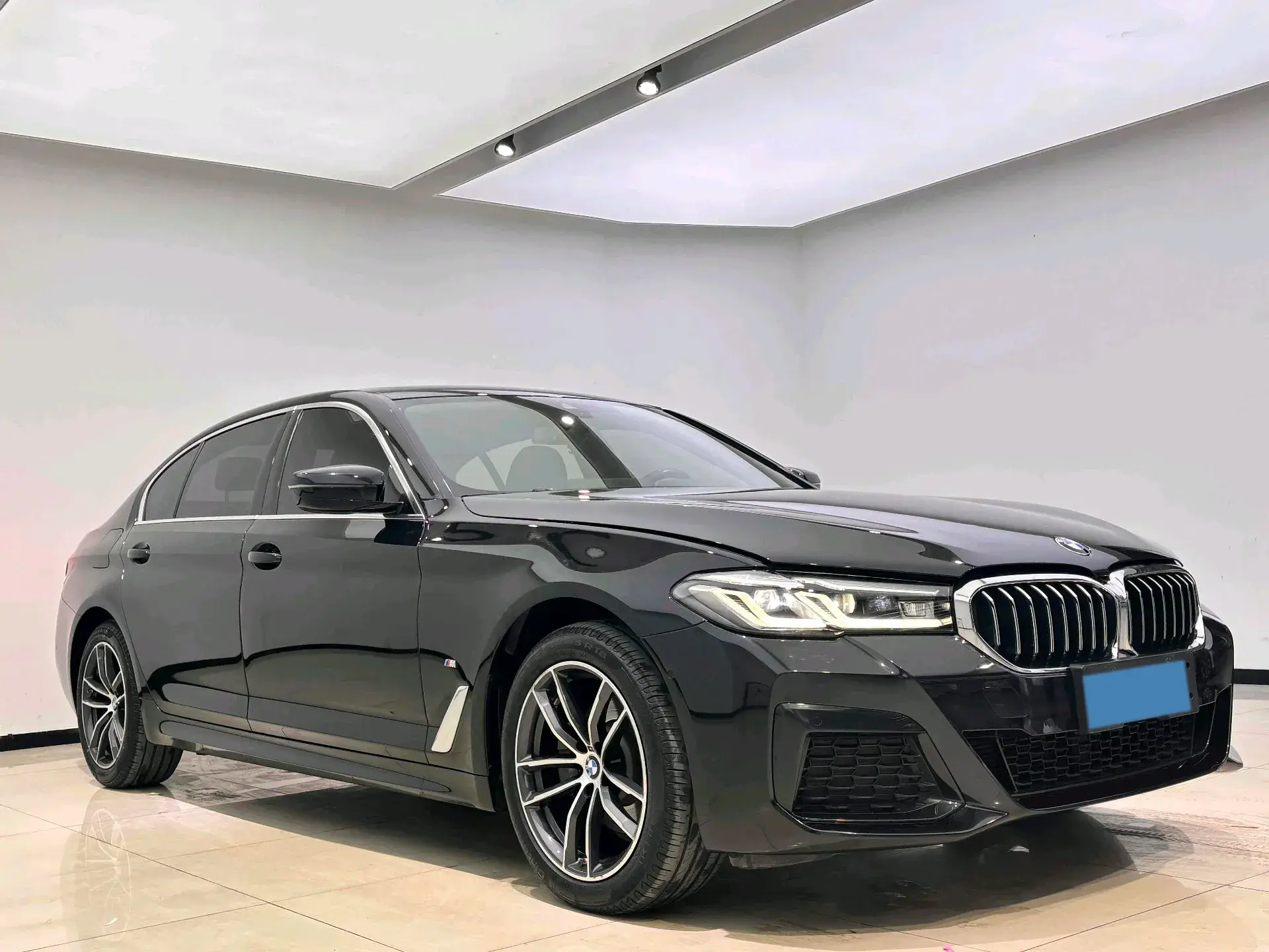 2021 BMW 5 thumbnail 2