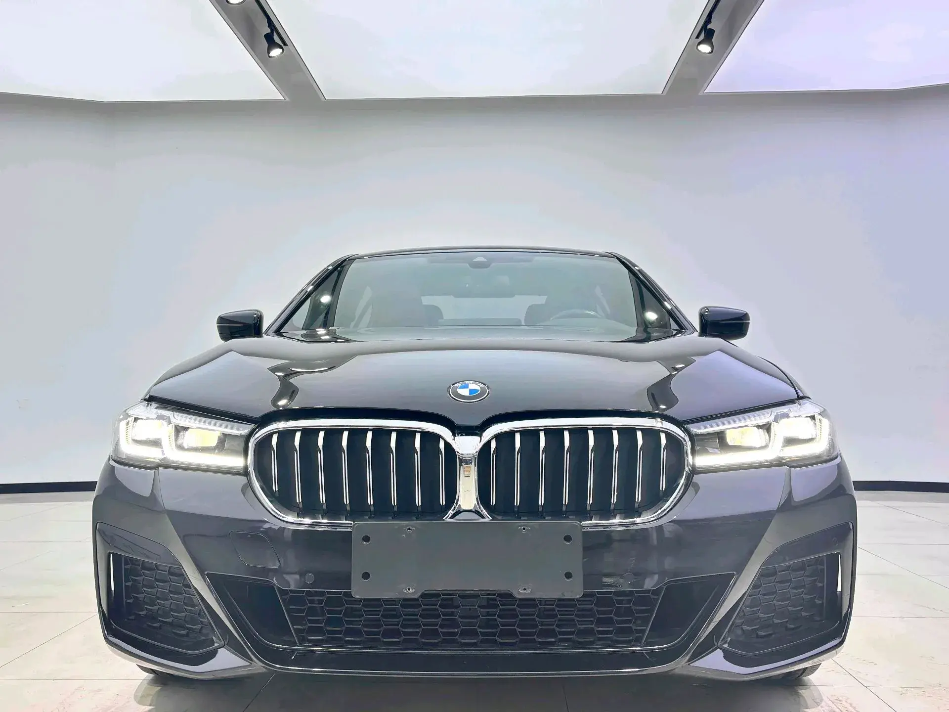 2021 BMW 5 thumbnail 3