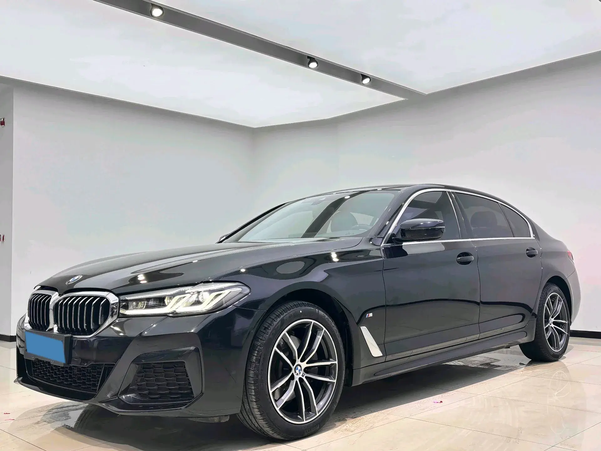2021 BMW 5 view 1