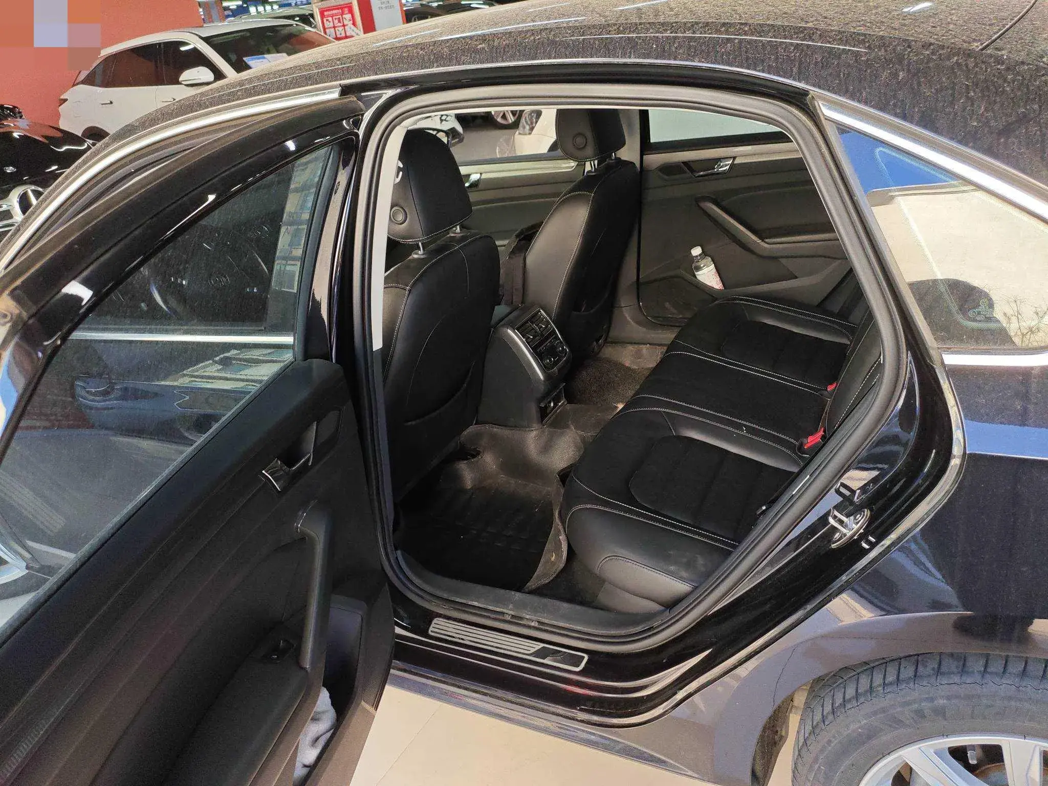 2017 VOLKSWAGEN PASSAT thumbnail 3