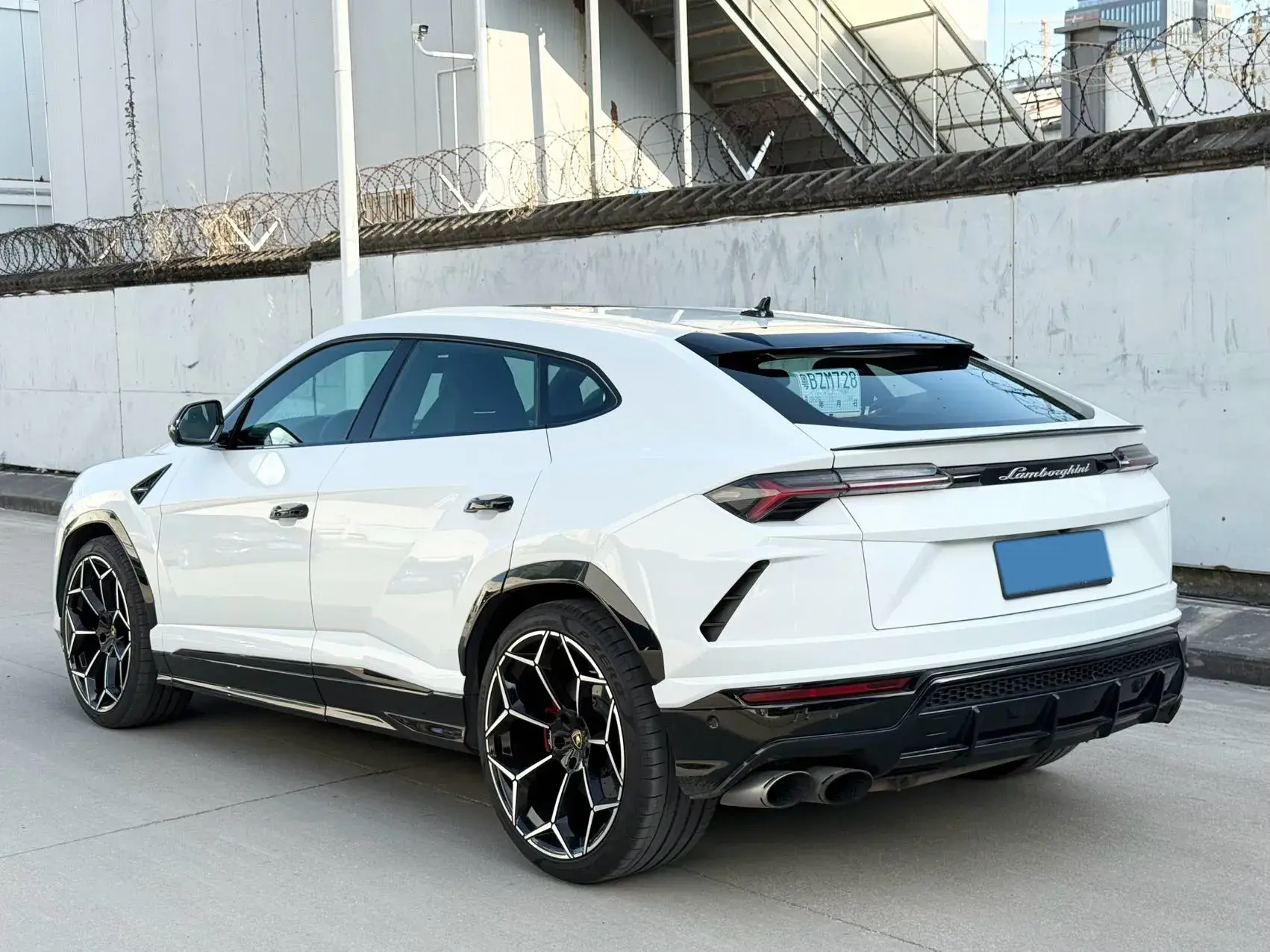 2018 LAMBORGHINI URUS thumbnail 4