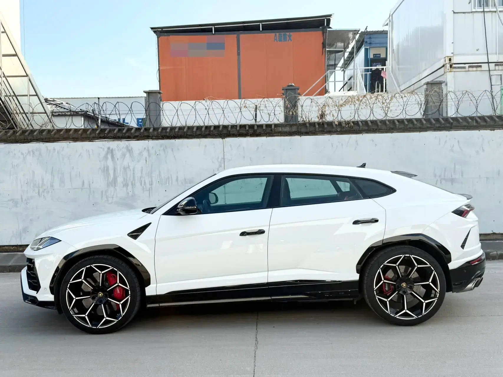 2018 LAMBORGHINI URUS thumbnail 3