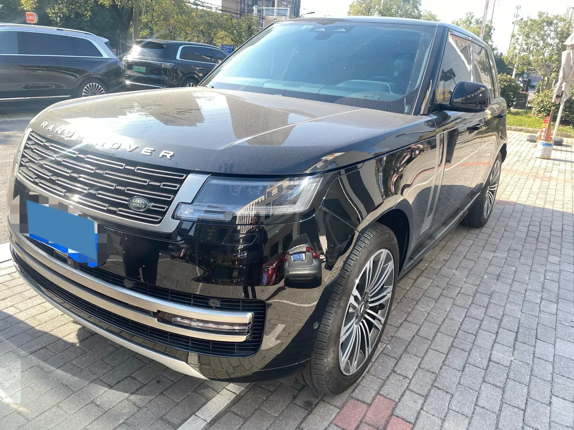 2023 LAND ROVER view 1