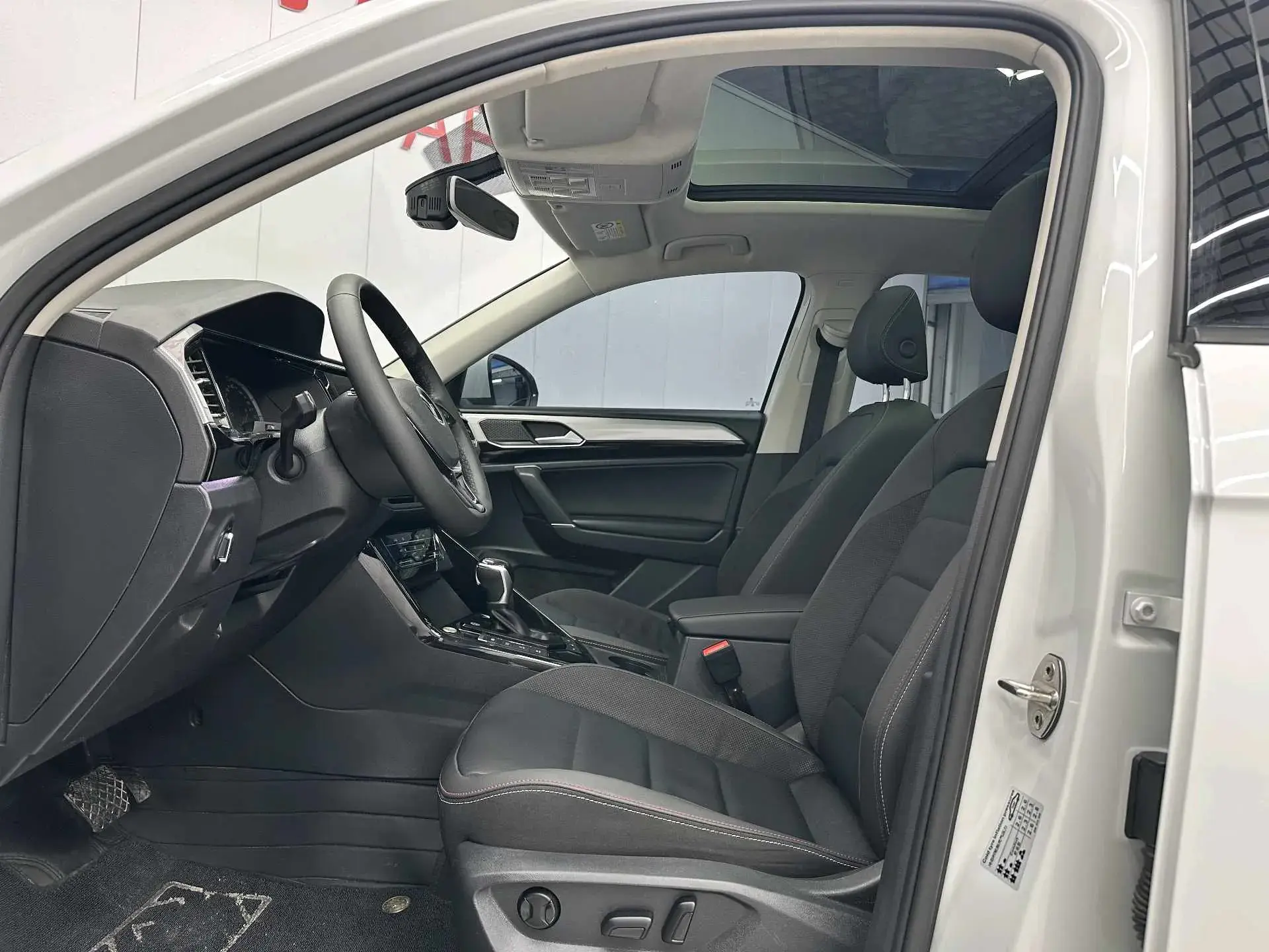 2021 VOLKSWAGEN TAYRON thumbnail 4