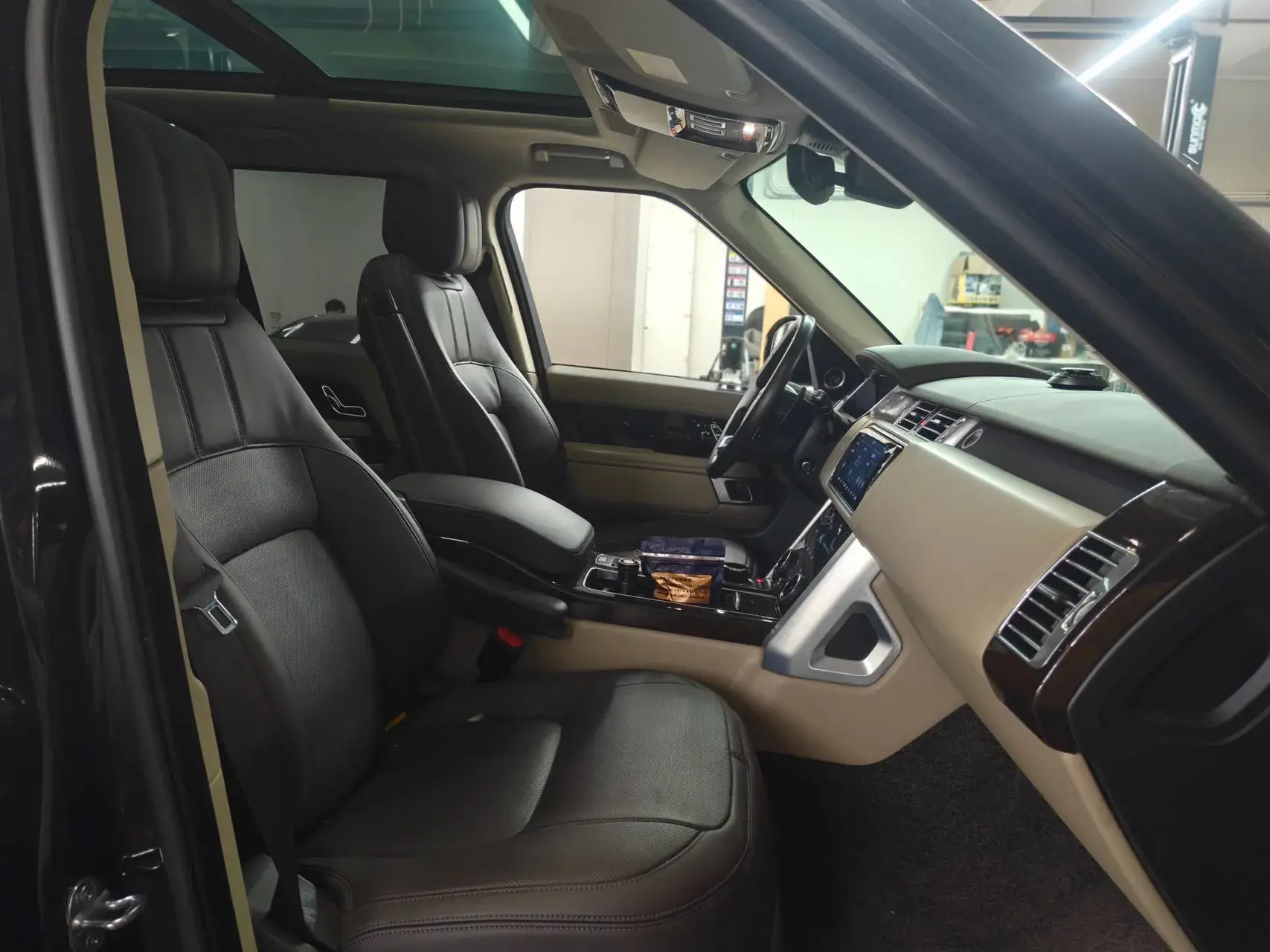 2022 LAND ROVER thumbnail 4