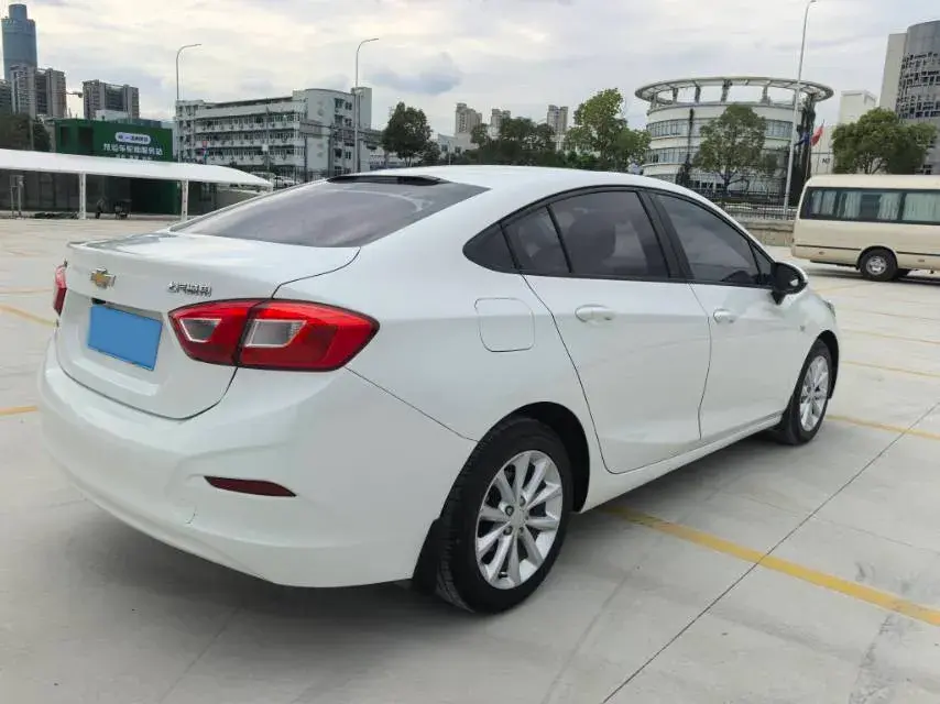 2018 CHEVROLET CRUZE thumbnail 3