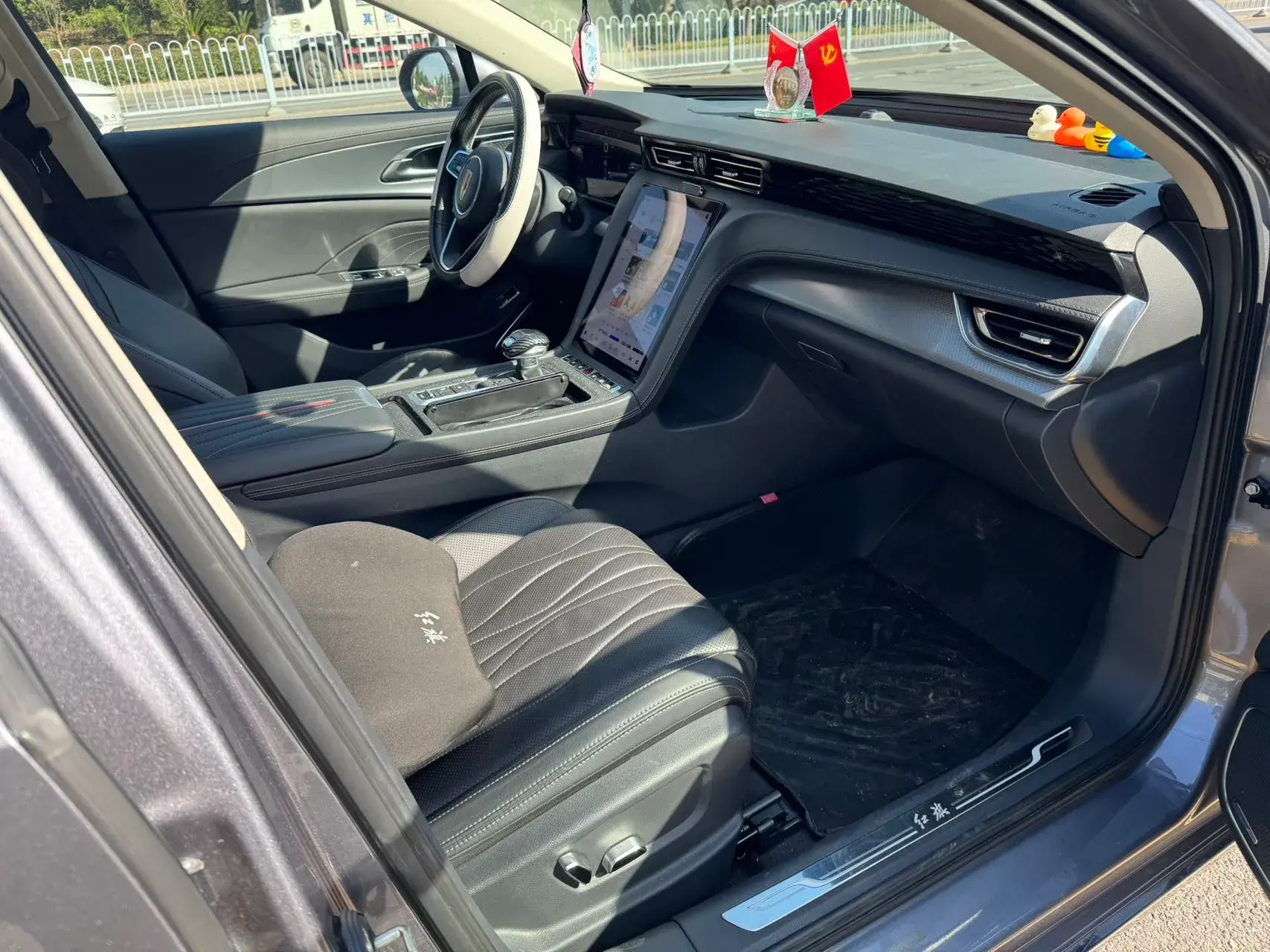 2023 HONGQI H5 thumbnail 4