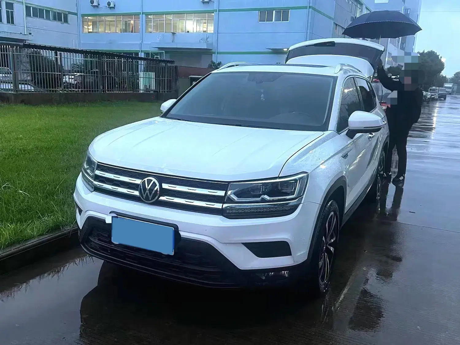 2021 VOLKSWAGEN THARU view 1