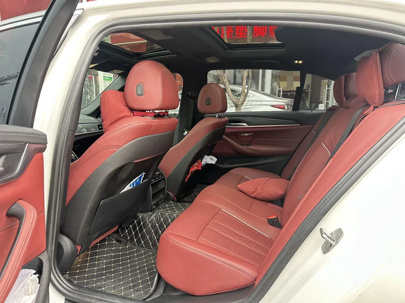 2022 BMW 5 thumbnail 4