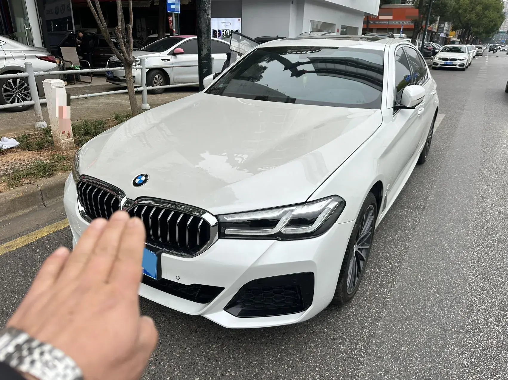 2022 BMW 5 view 1