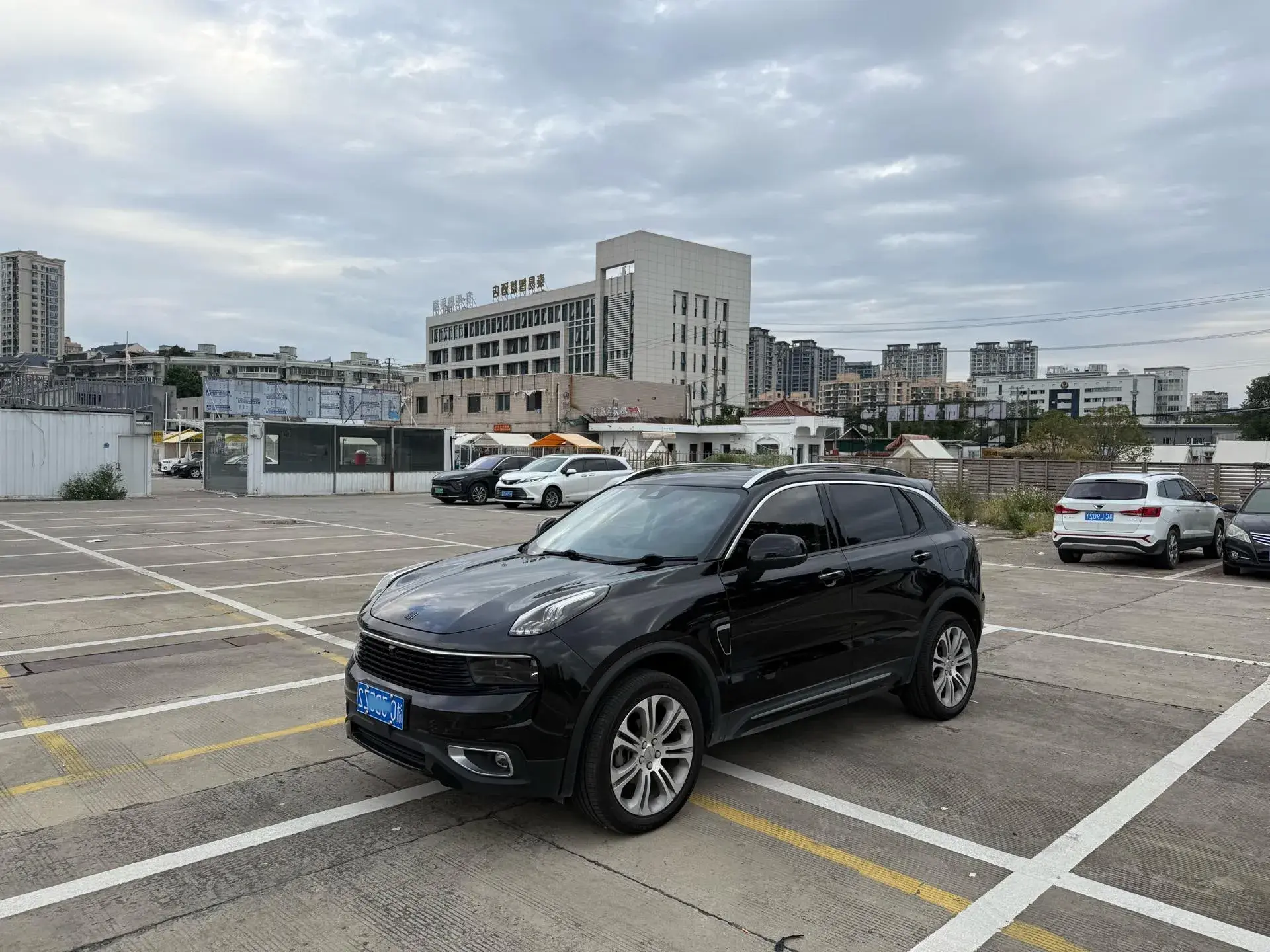 2019 LYNK&CO 01 view 1