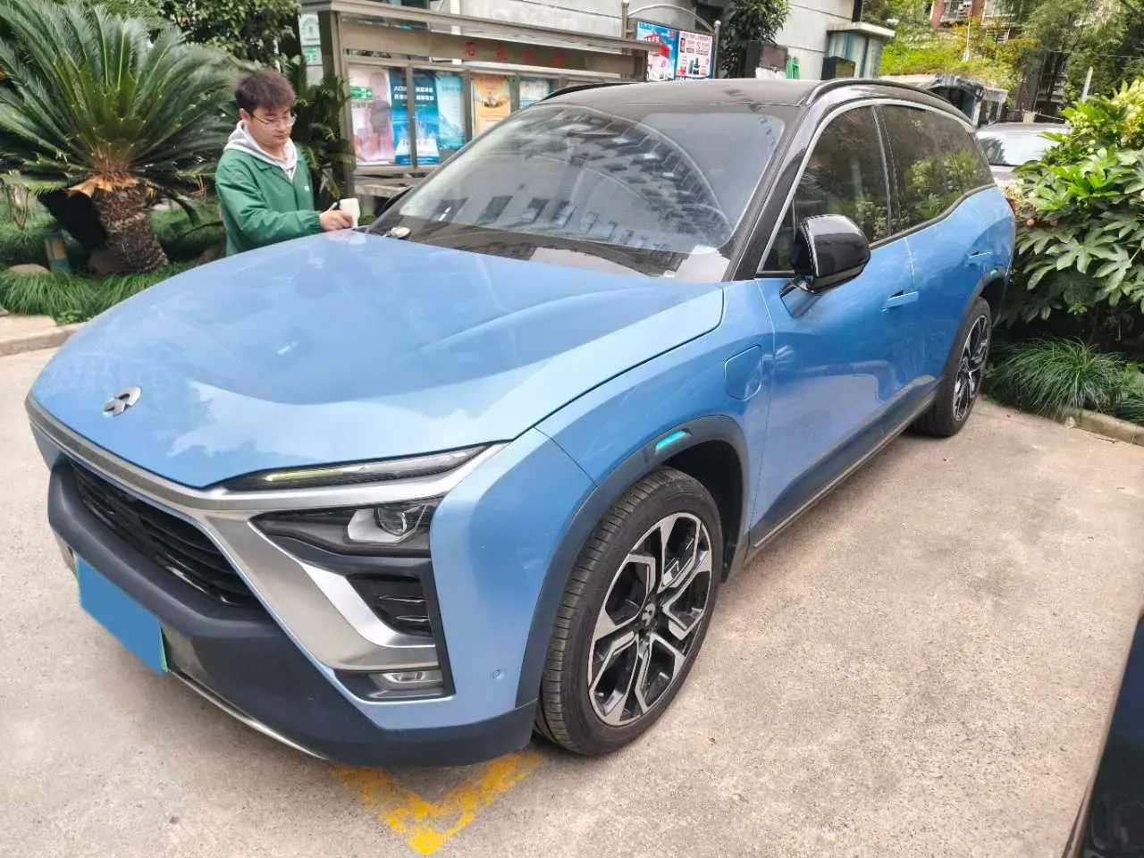 2018 NIO ES8 view 1