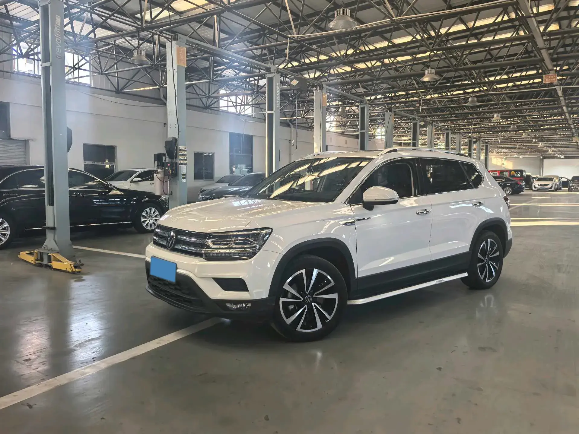 2022 VOLKSWAGEN THARU view 1