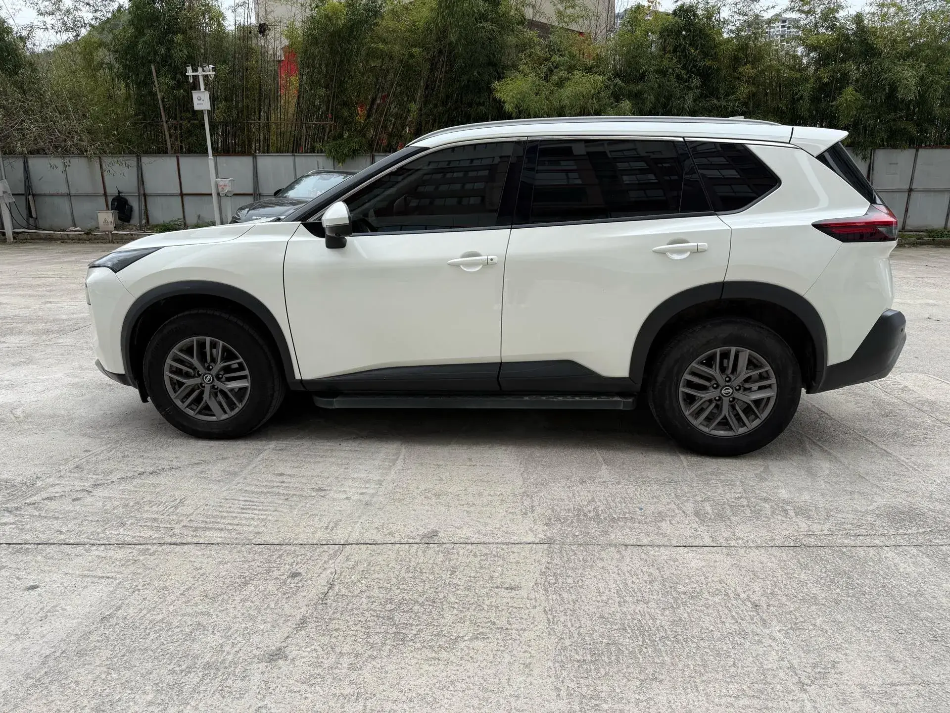 2021 NISSAN X-TRAIL thumbnail 3