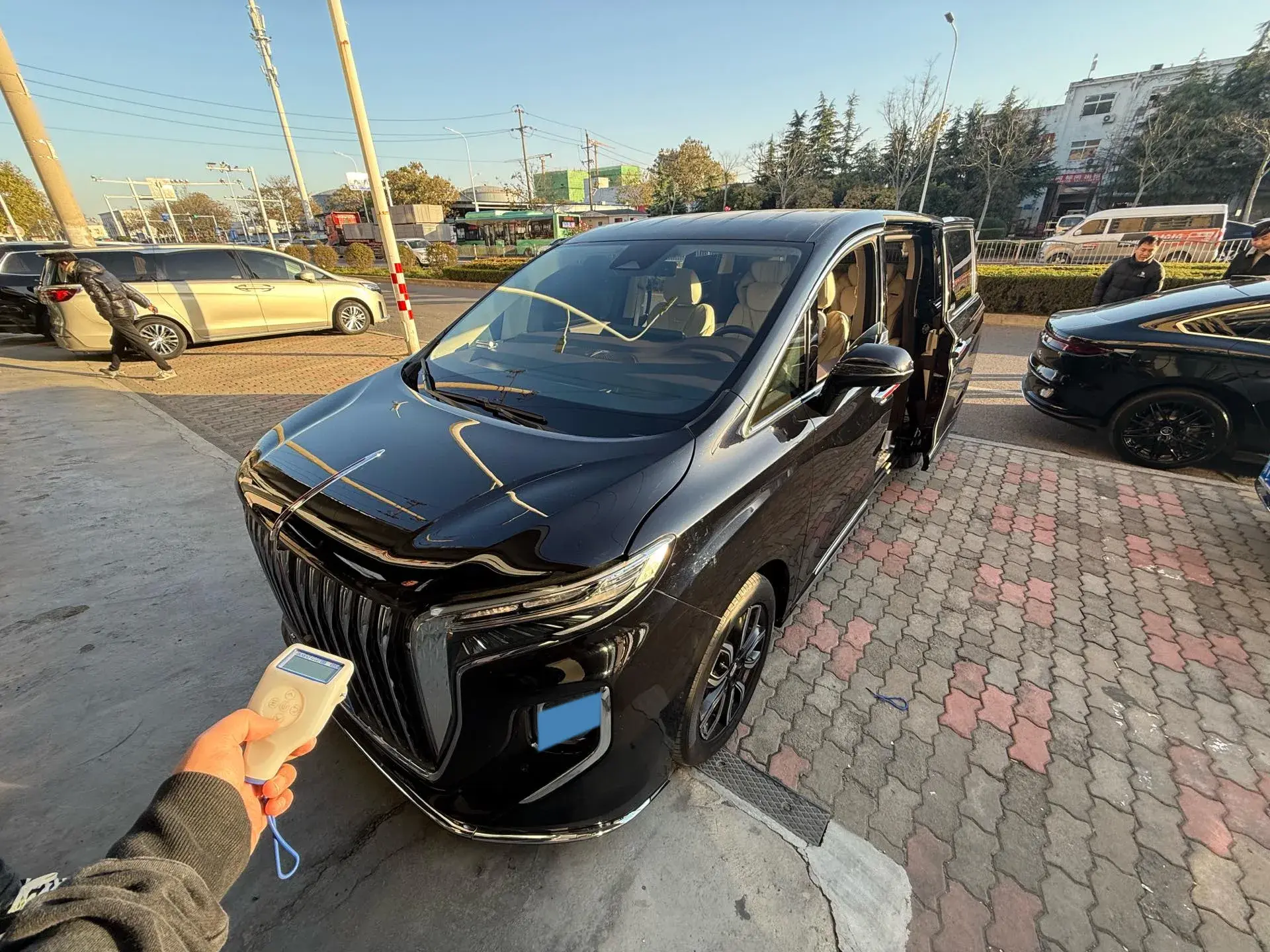 2023 HONGQI HQ9 view 1