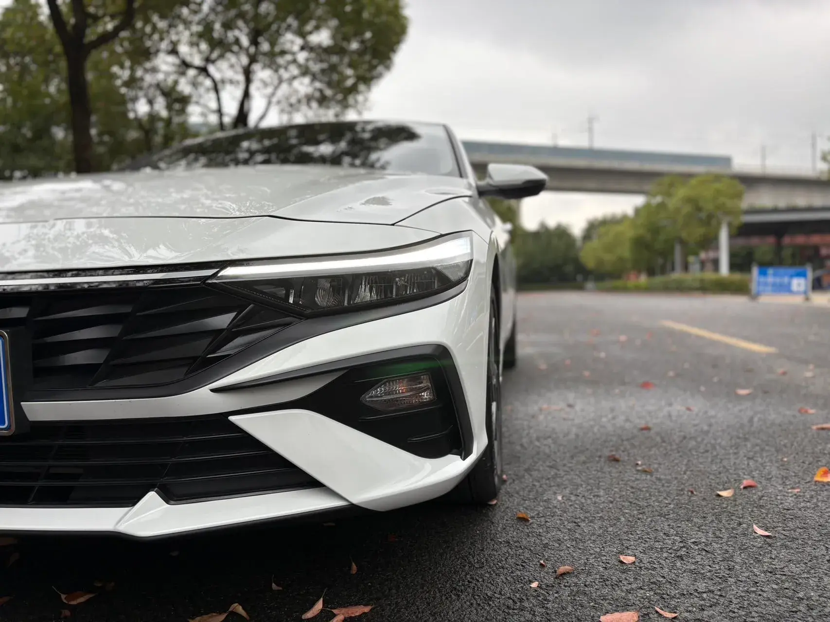 2023 HYUNDAI ELANTRA thumbnail 3