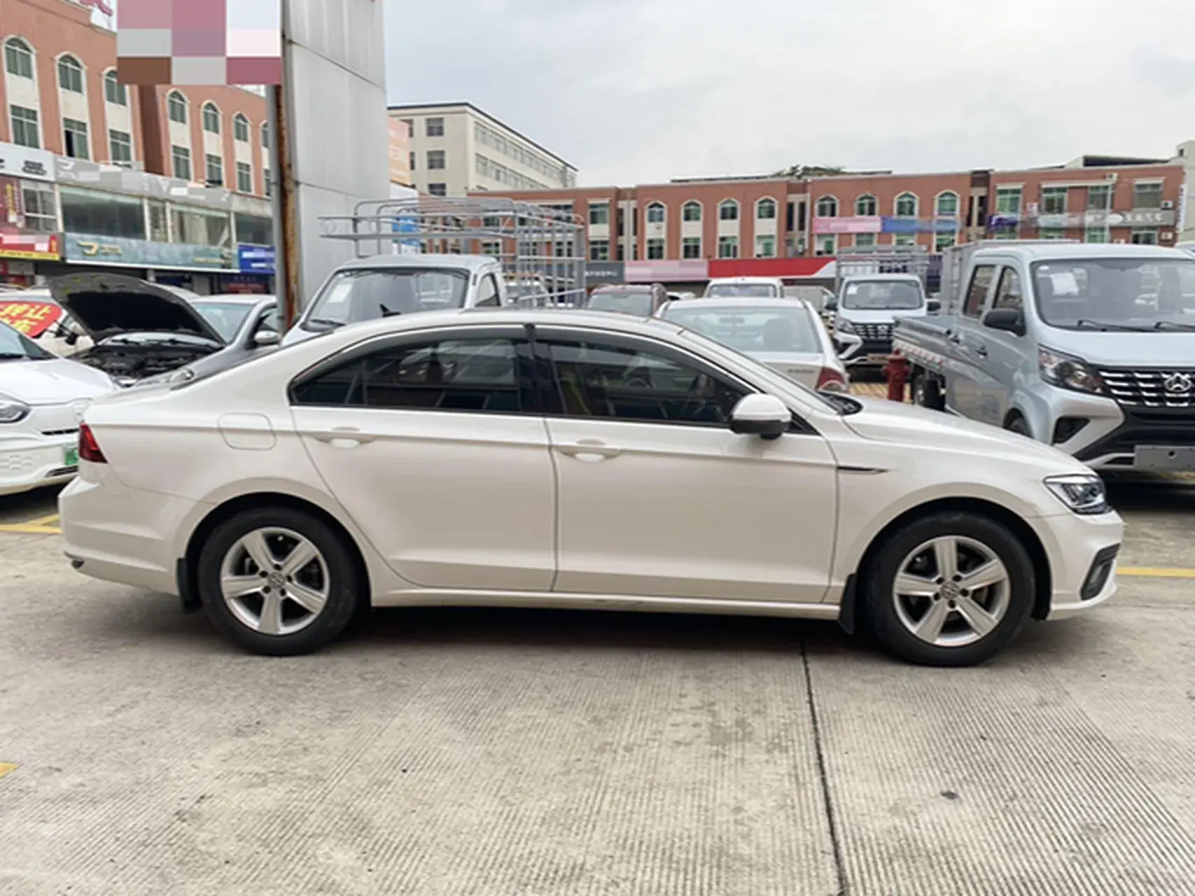 2021 VOLKSWAGEN LAMANDO thumbnail 3