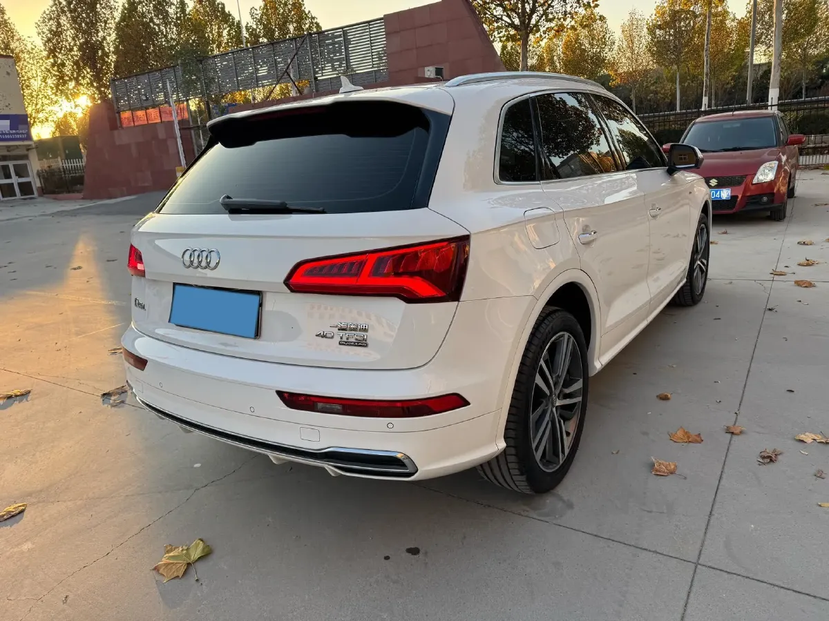 2020 Audi Q5L 2.0T 190HP L4 7DCT,autocango,china used car exporter,china ev exporter,chinese used car exporter,chinese used ev exporter