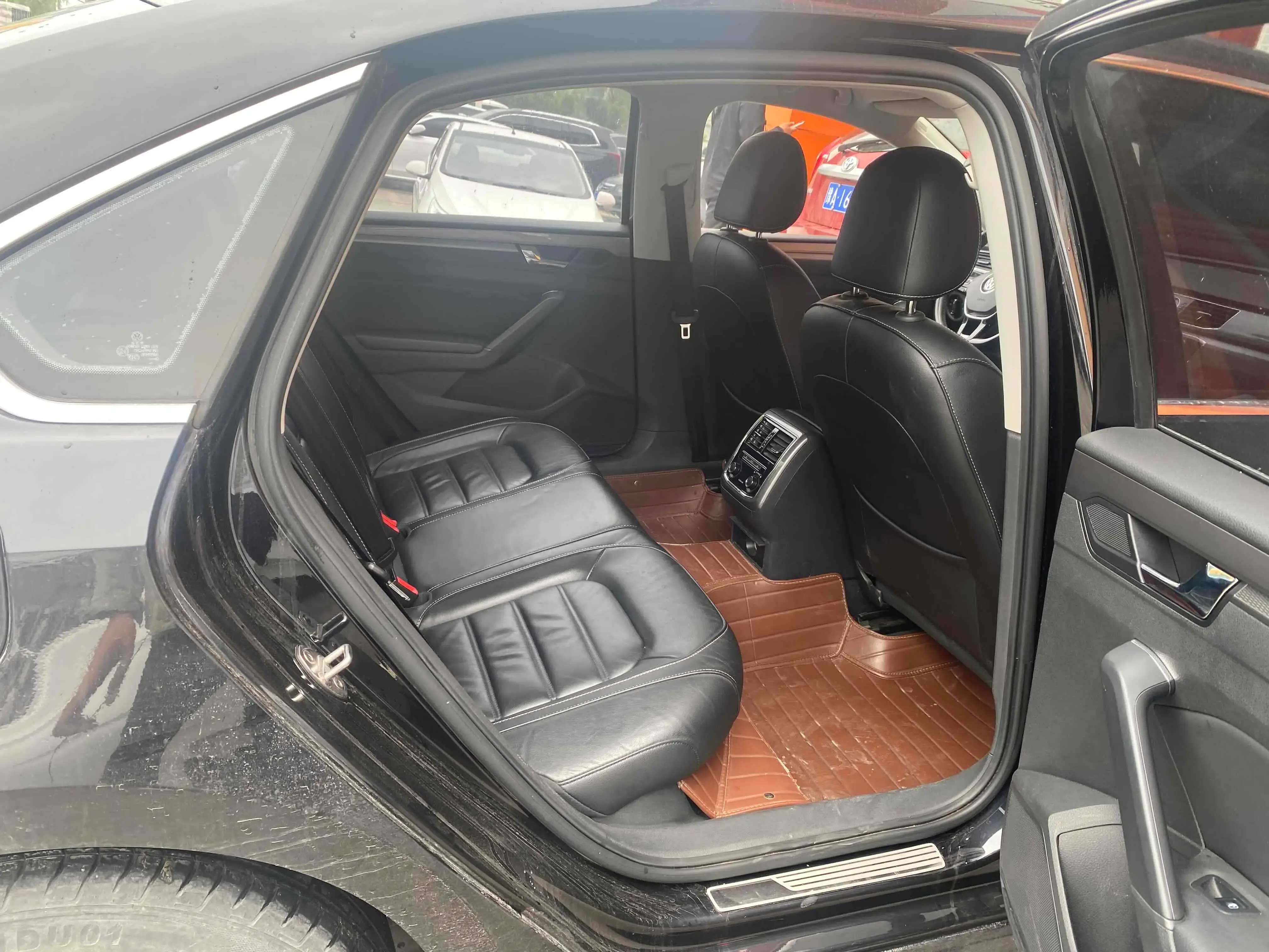 2017 VOLKSWAGEN PASSAT thumbnail 4