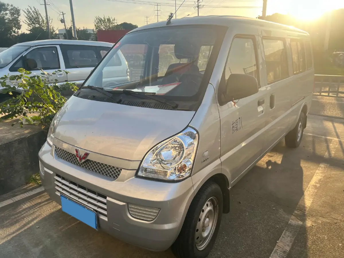 2021 WuLing RongGuang 1.5L 99HP L4 5MT
