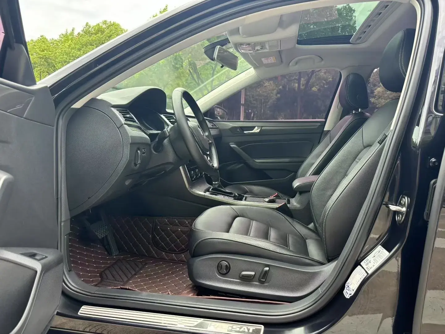 2017 VOLKSWAGEN PASSAT thumbnail 4