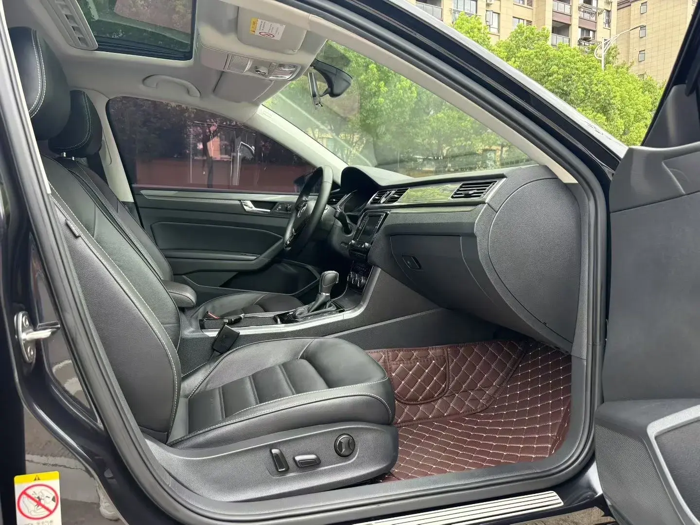 2017 VOLKSWAGEN PASSAT thumbnail 3