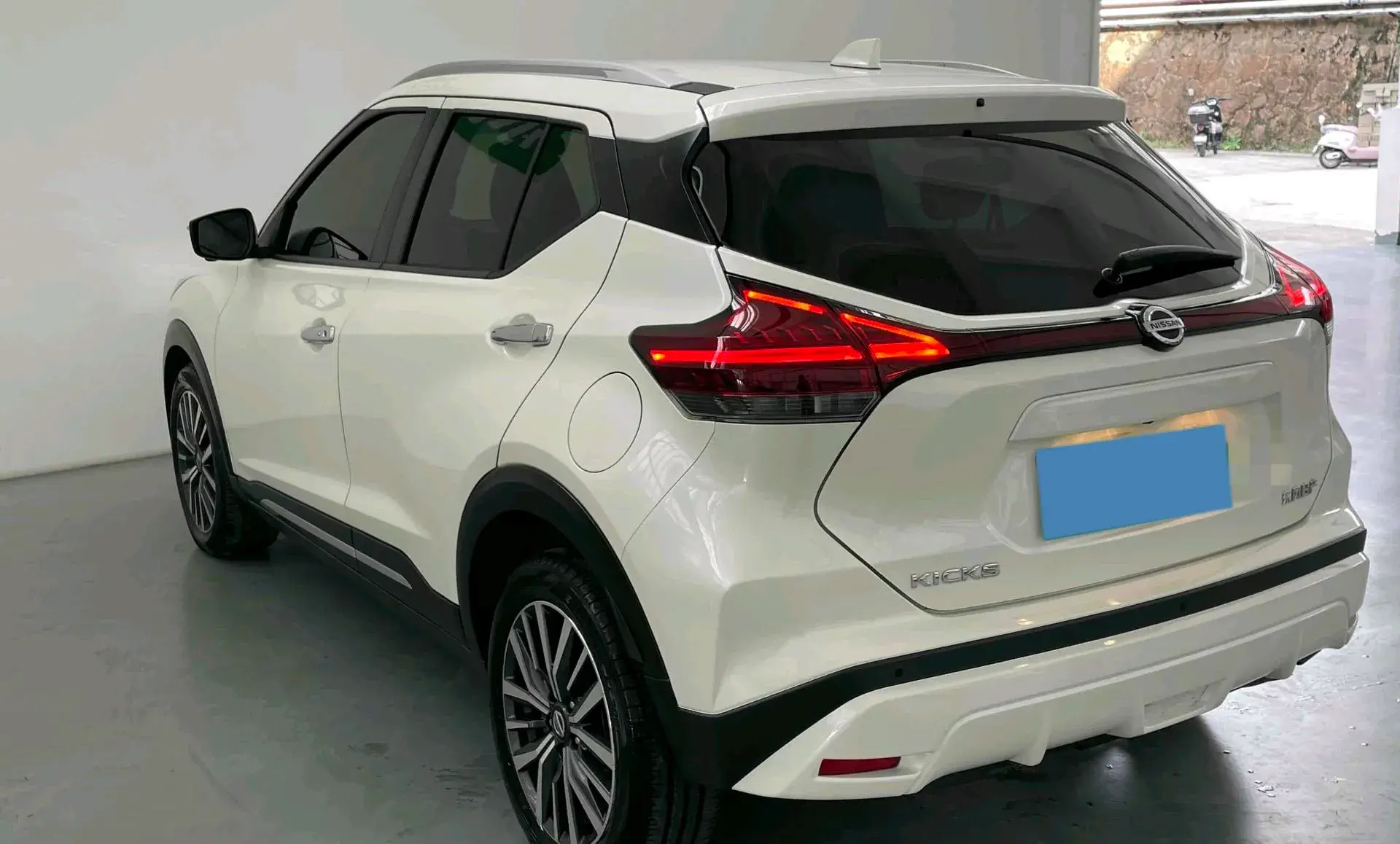 2022 NISSAN KICKS thumbnail 2