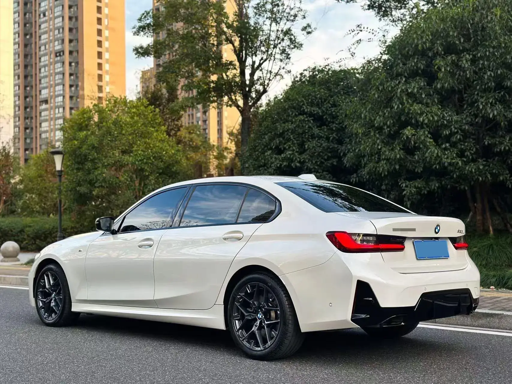 2025 BMW 3 thumbnail 3