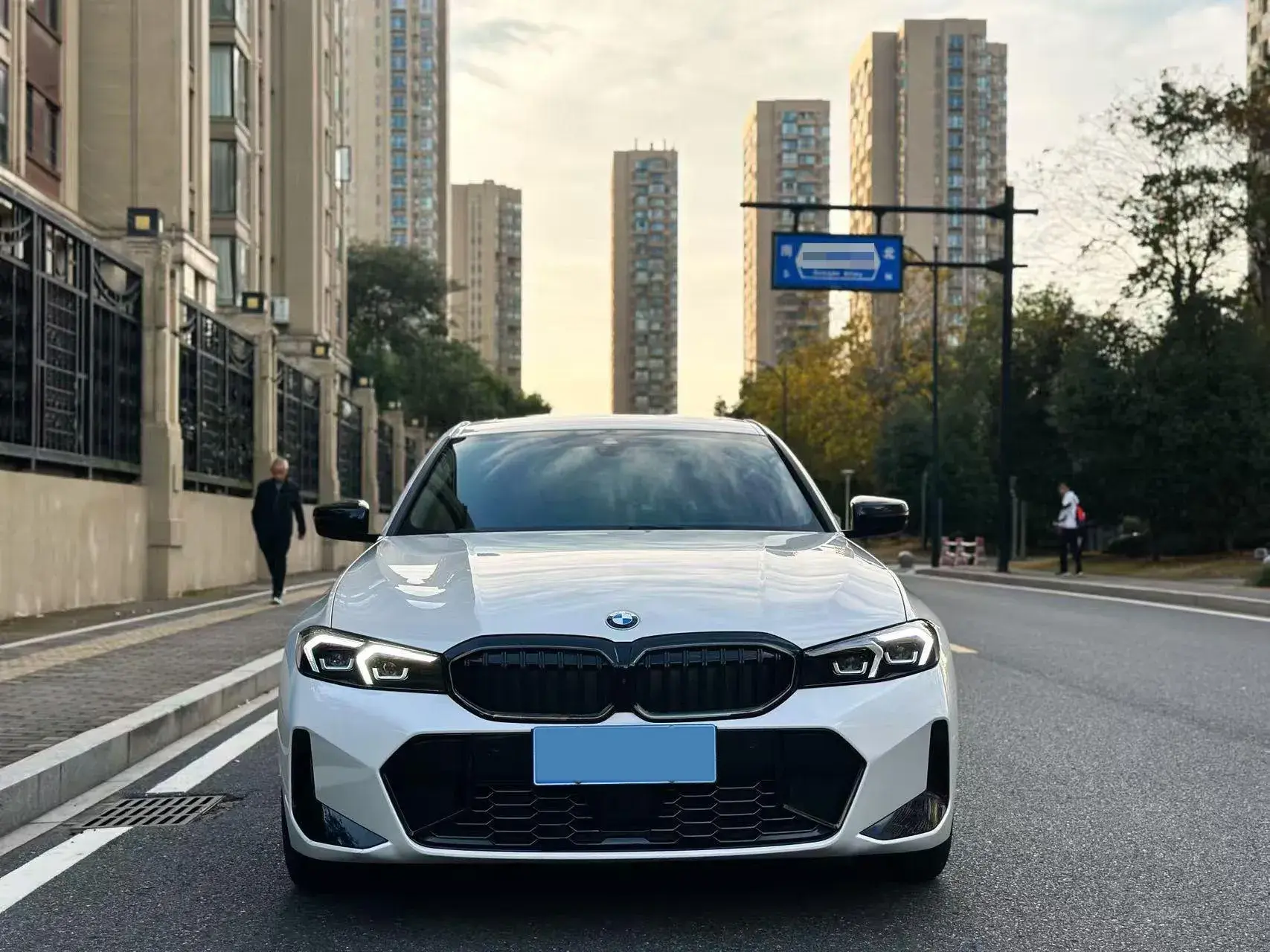 2025 BMW 3 thumbnail 2