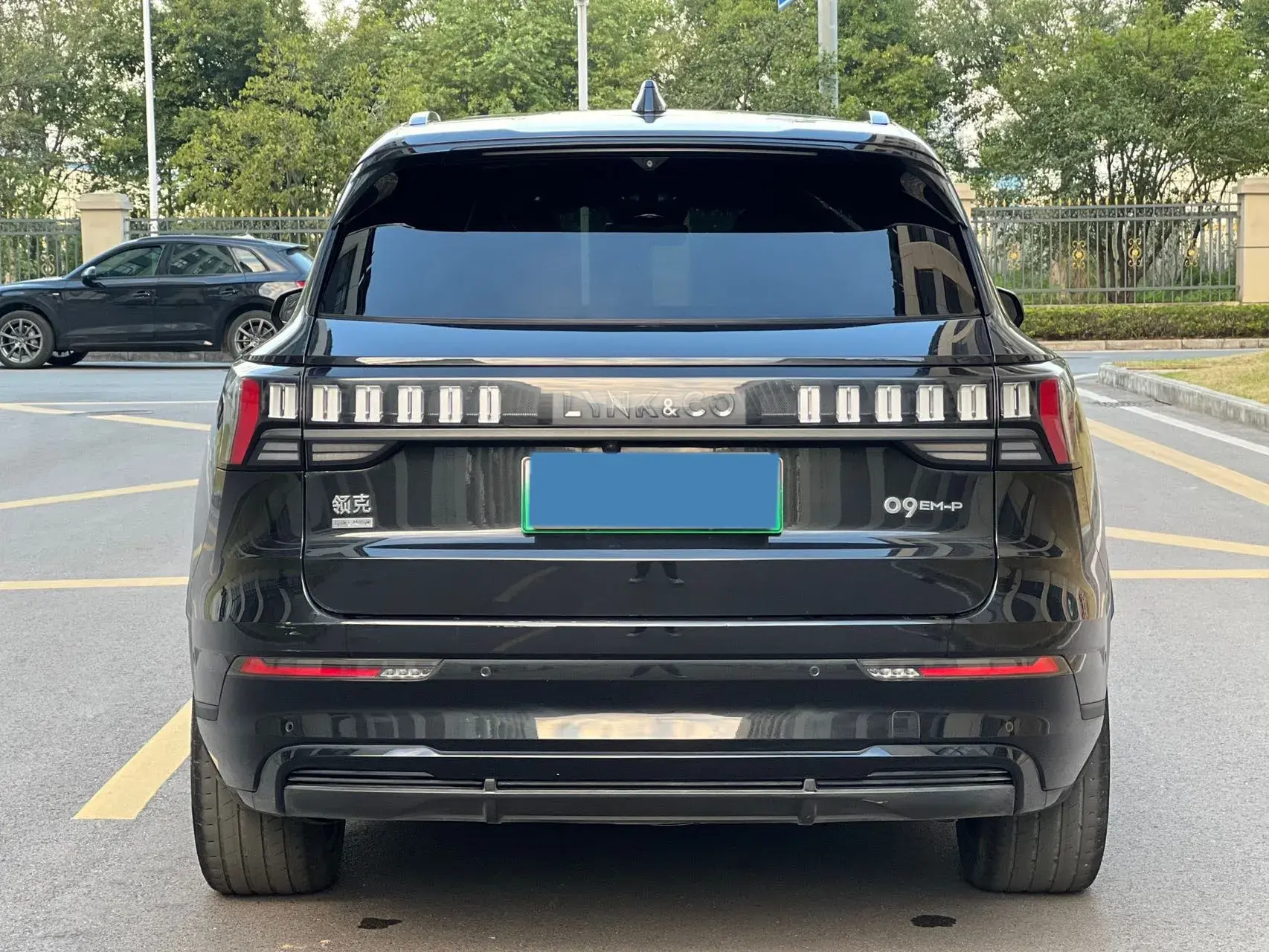 2023 LYNK&CO 09 thumbnail 4