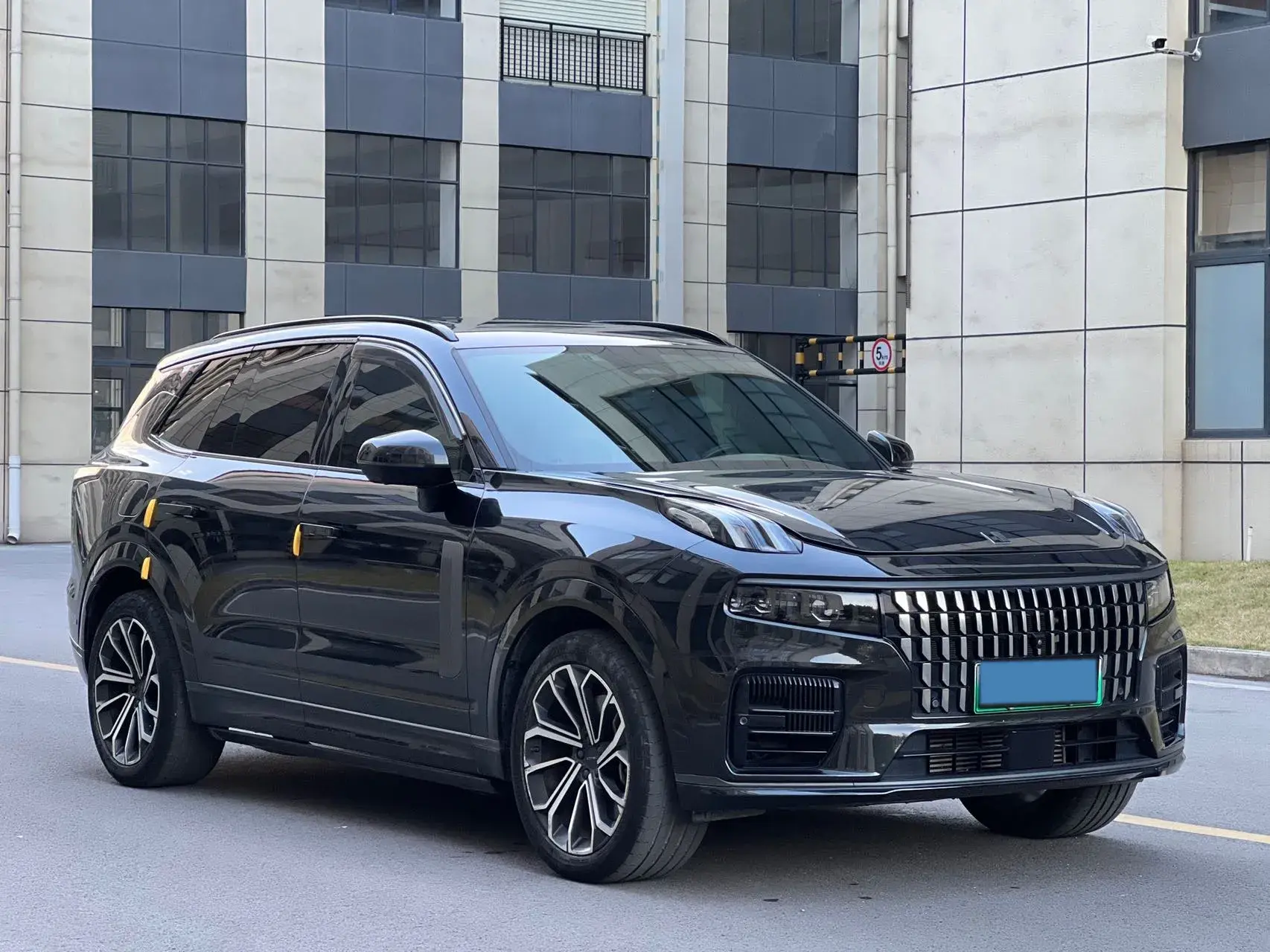 2023 LYNK&CO 09 thumbnail 3