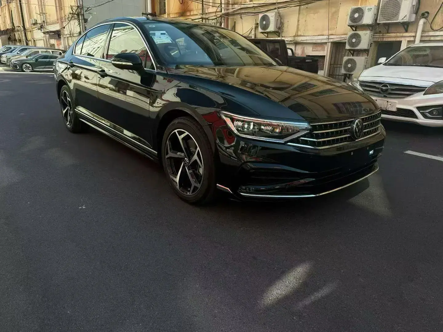 2025 VOLKSWAGEN MAGOTAN thumbnail 3