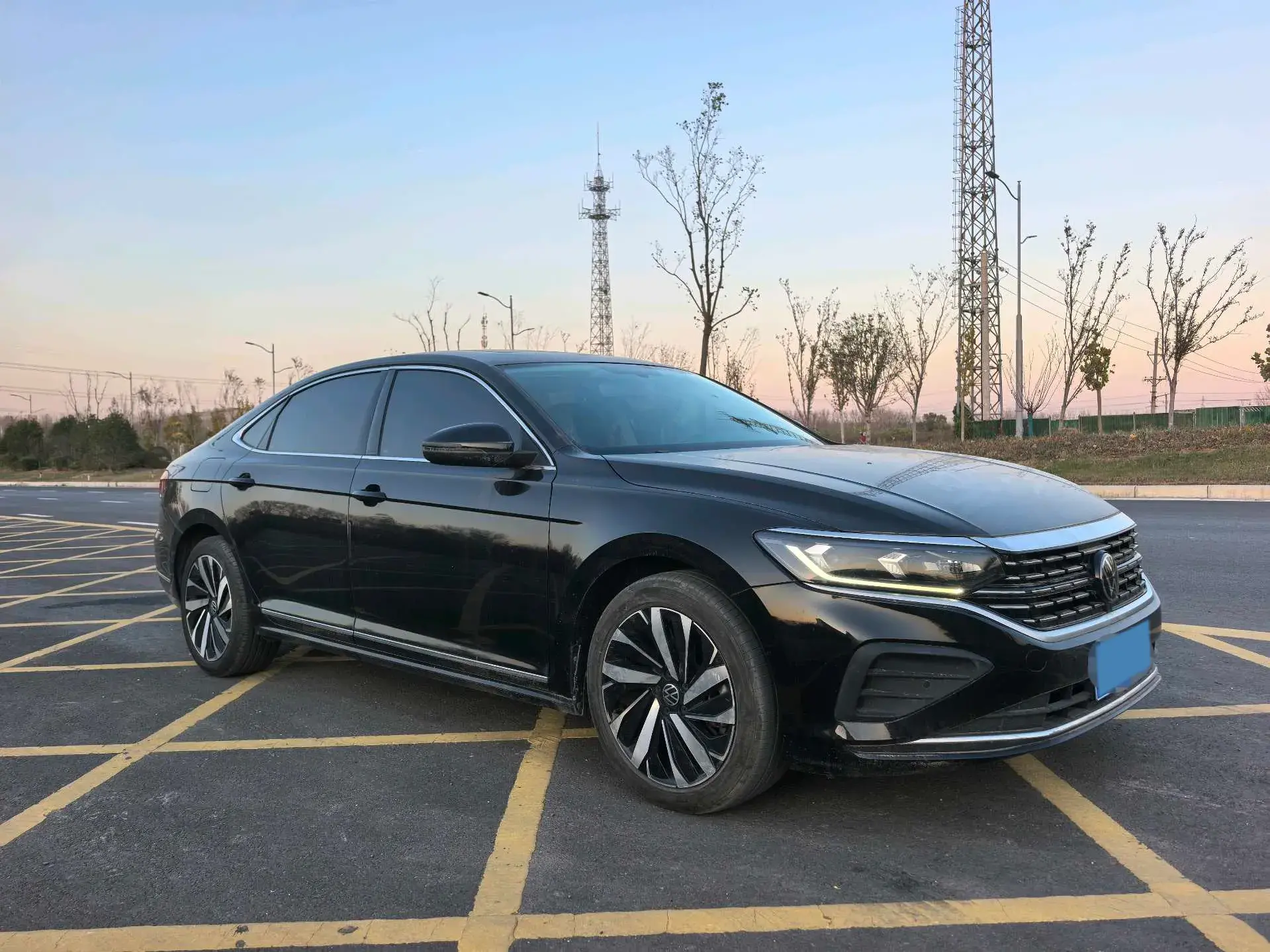 2024 VOLKSWAGEN PASSAT thumbnail 3