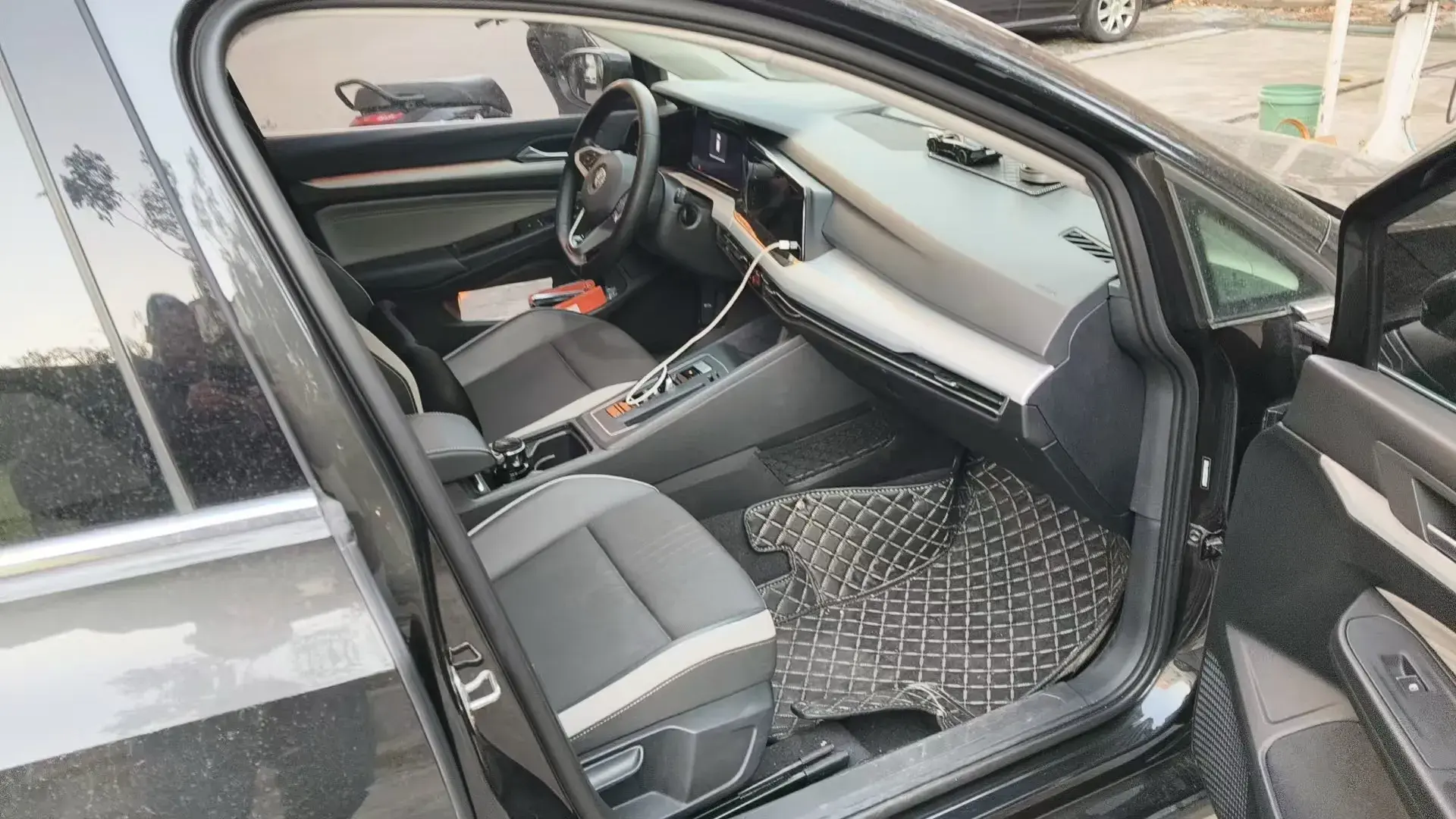 2021 VOLKSWAGEN GOLF thumbnail 3