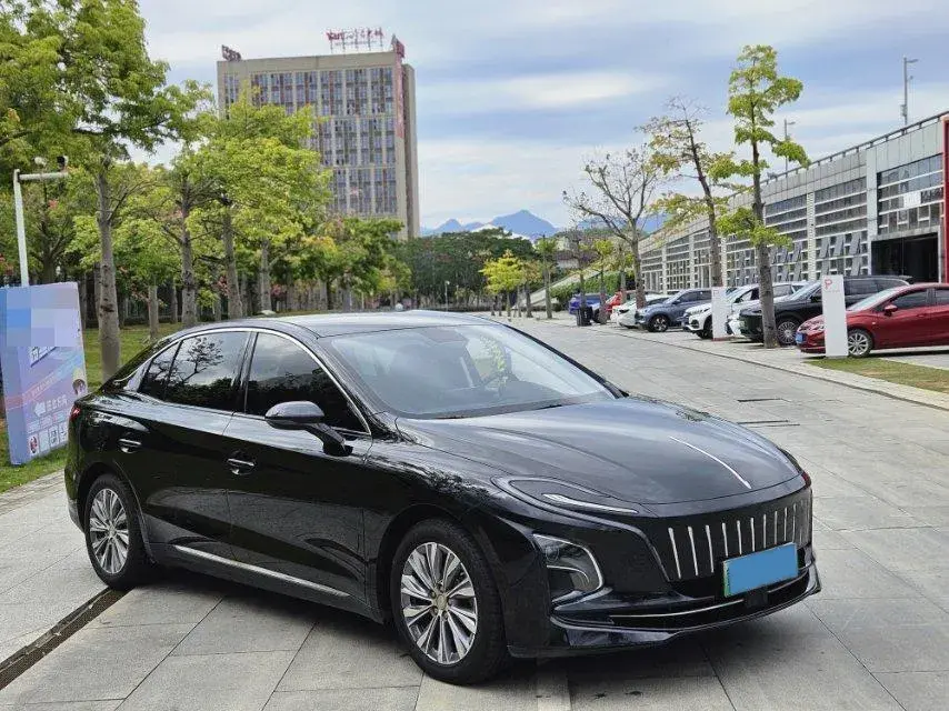 2024 HONGQI E-QM5 thumbnail 3