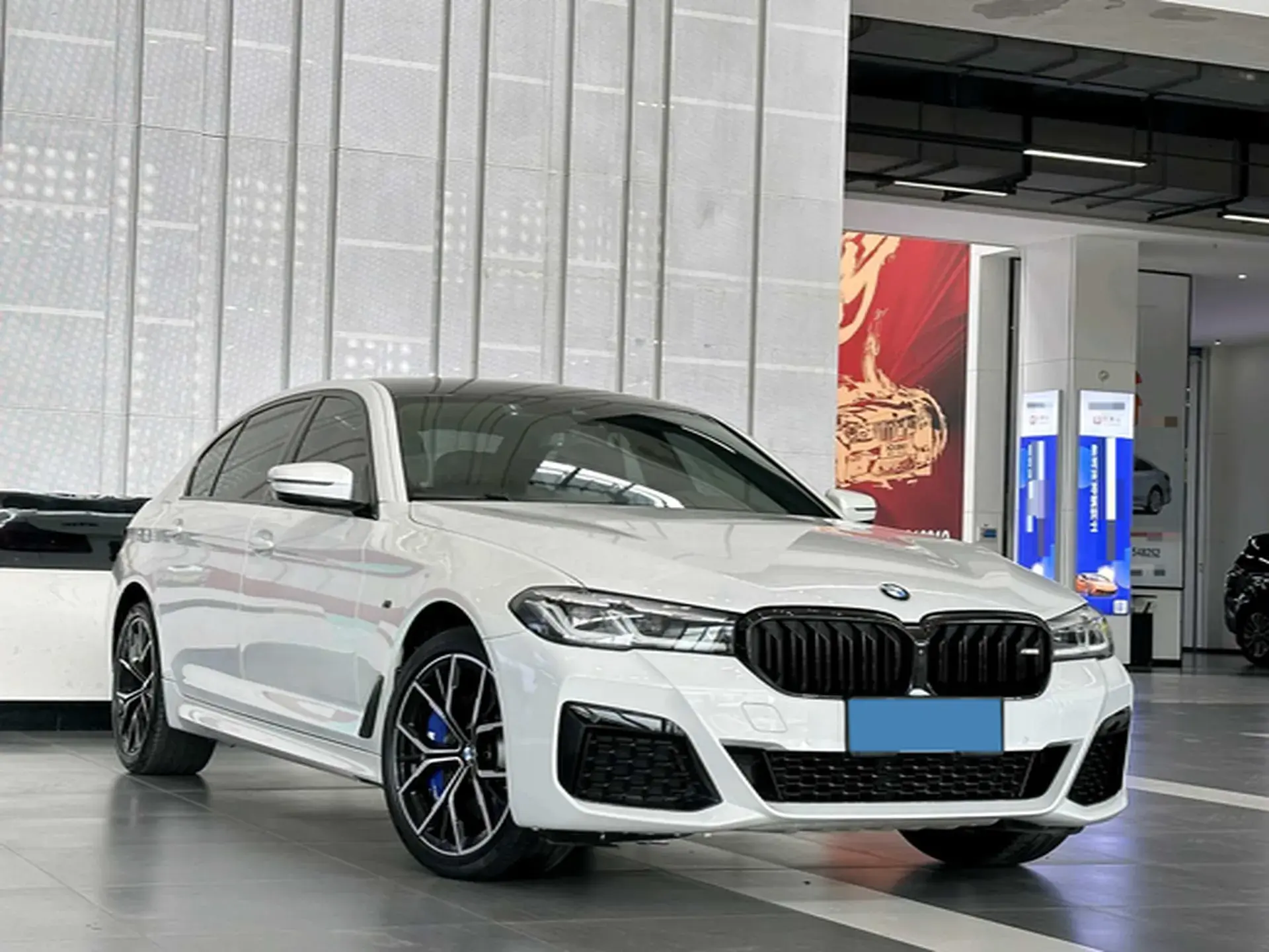 2021 BMW 5 thumbnail 3
