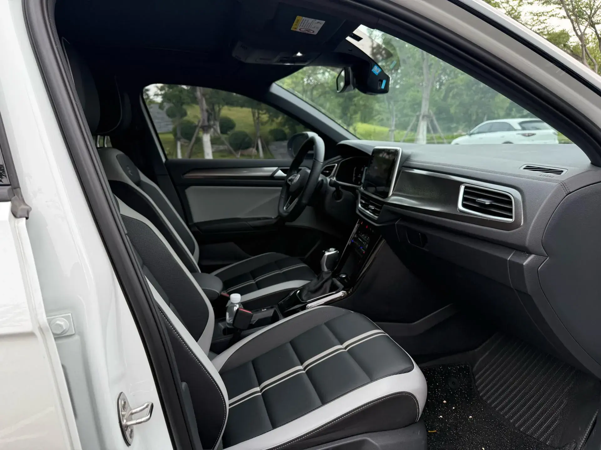 2023 VOLKSWAGEN T-ROC thumbnail 4